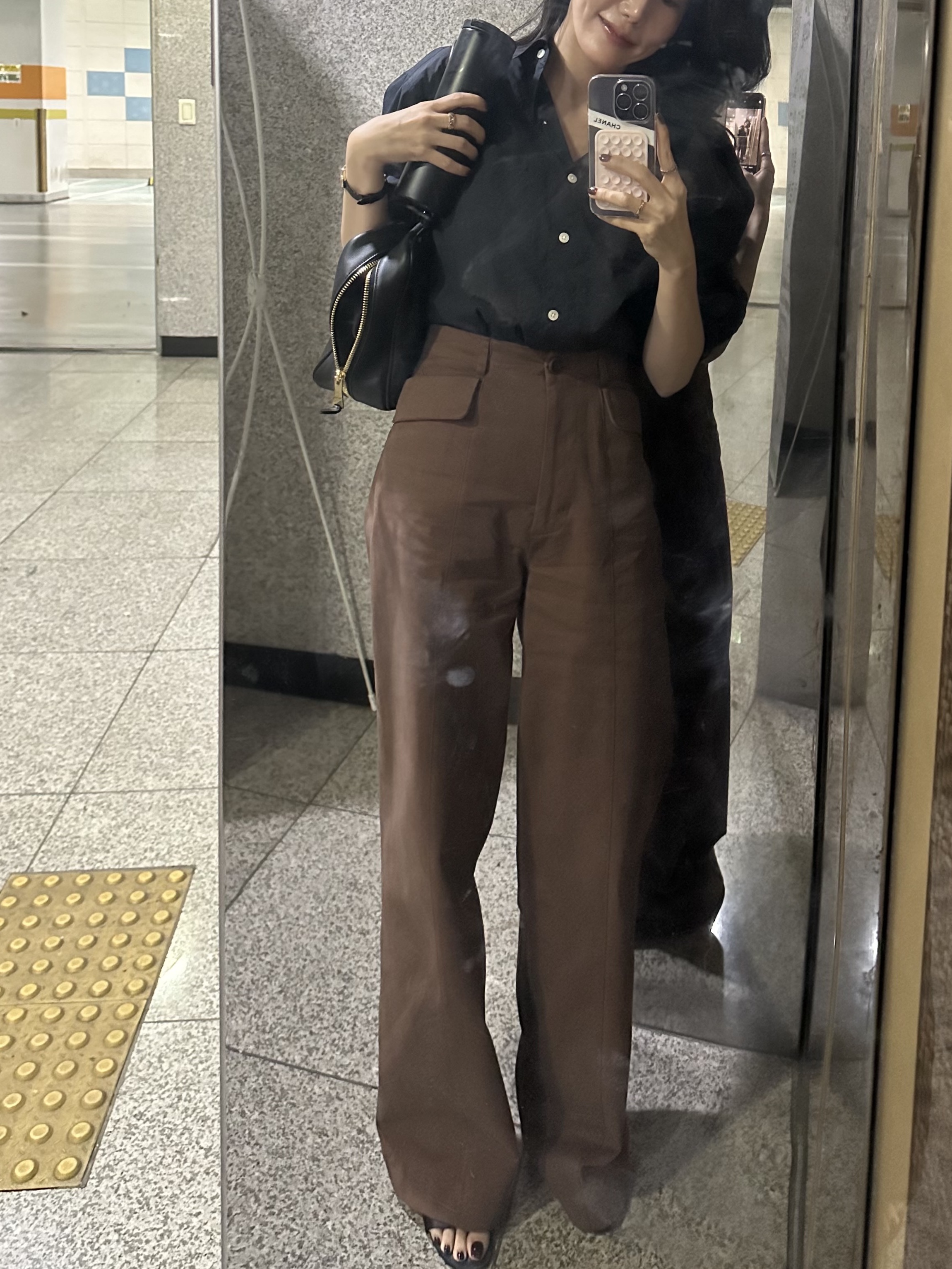 FARVEN Craft Pocket Pants Brick Brown, FARVEN Embroidered Logo Shirts Dark Navy 착용 스타일