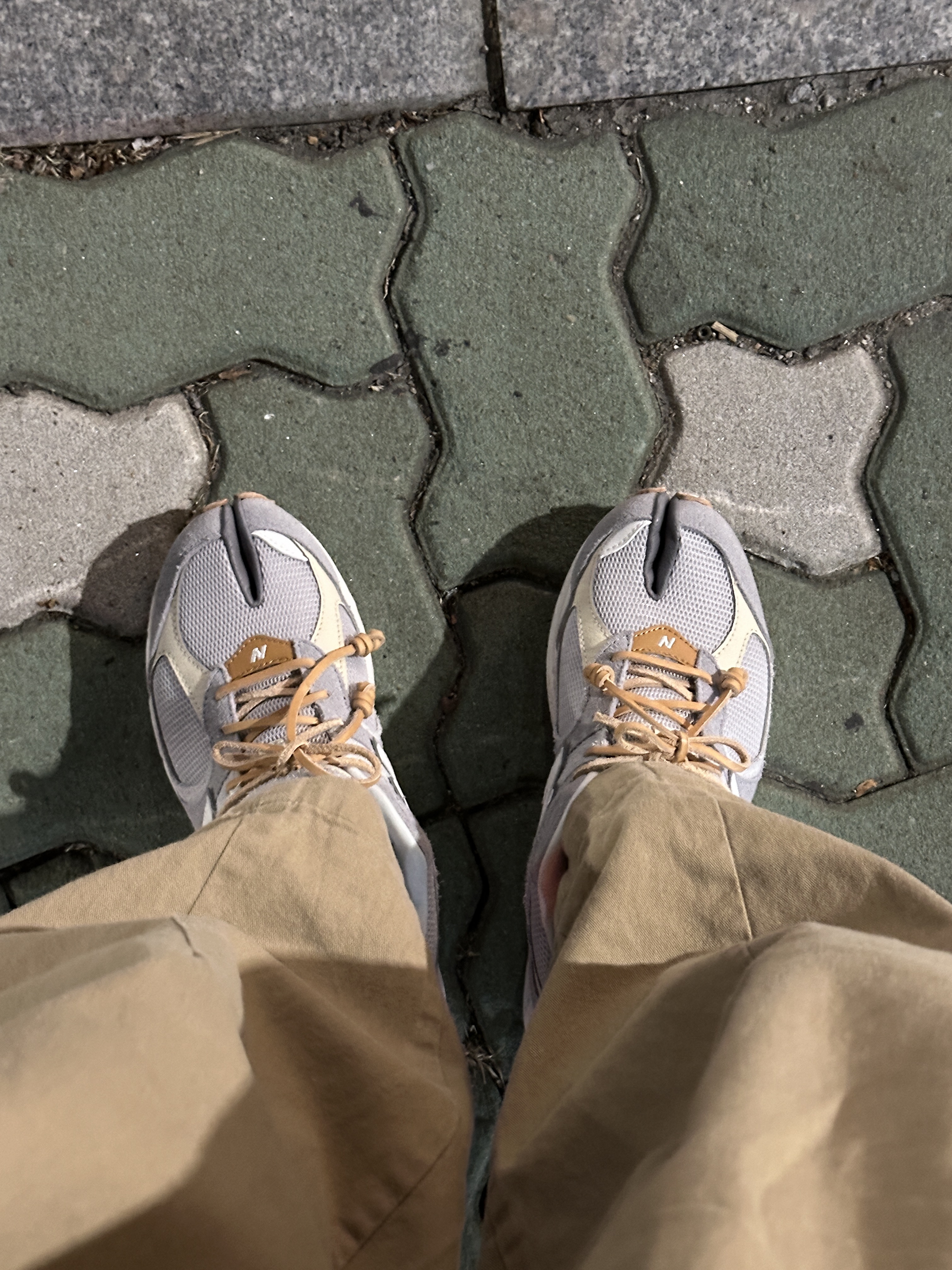 New Balance 2002R Concrete 착용 스타일 - 2