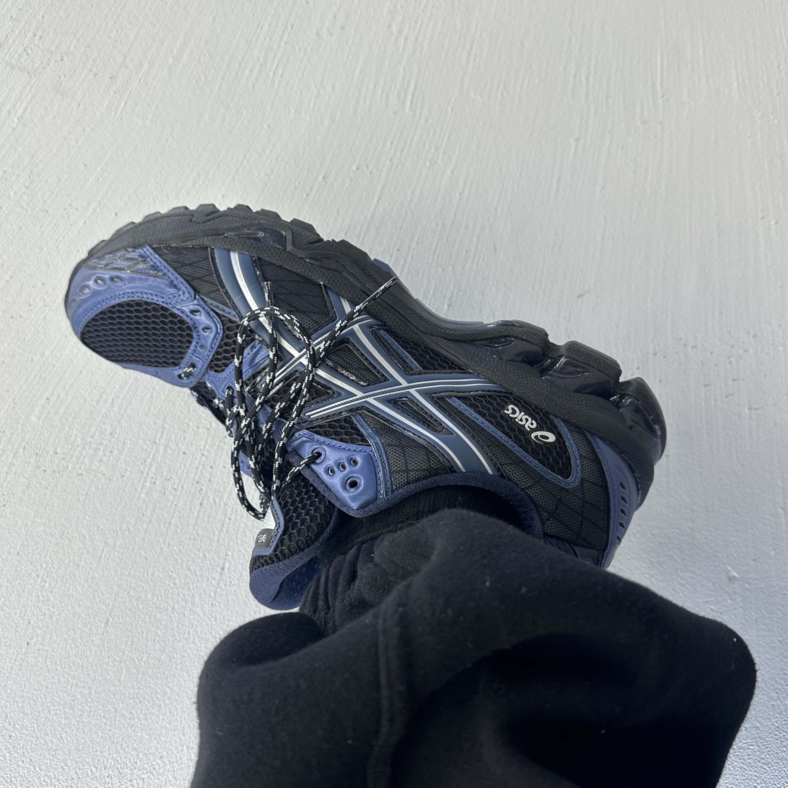 Asics Gel-Nimbus 10.1 Black Grand Shark 착용 스타일 - 5