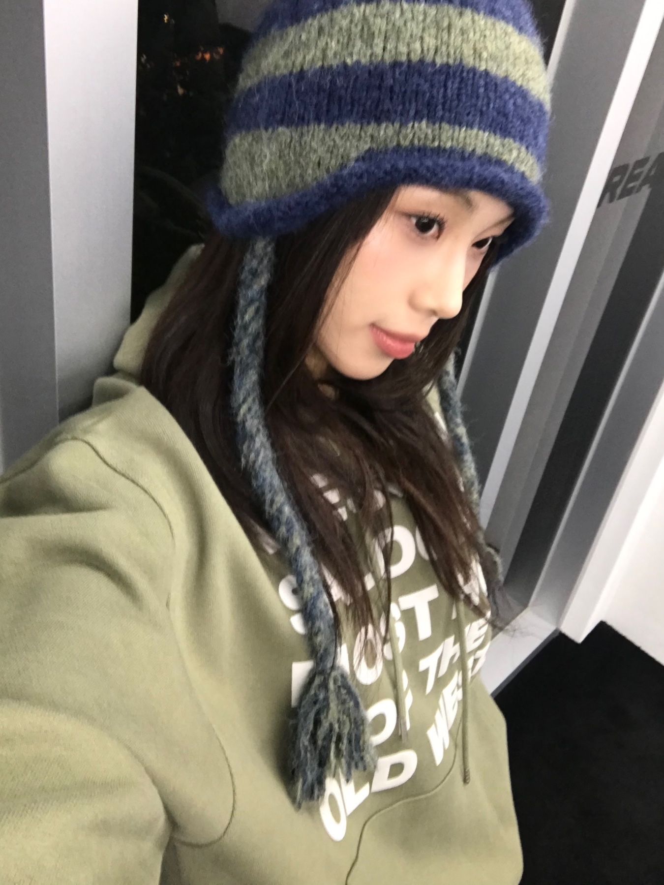 Thevinylhouse Ear Flap Stripe Beanie Grey, Thevinylhouse Typo Hoodie Black 착용 스타일