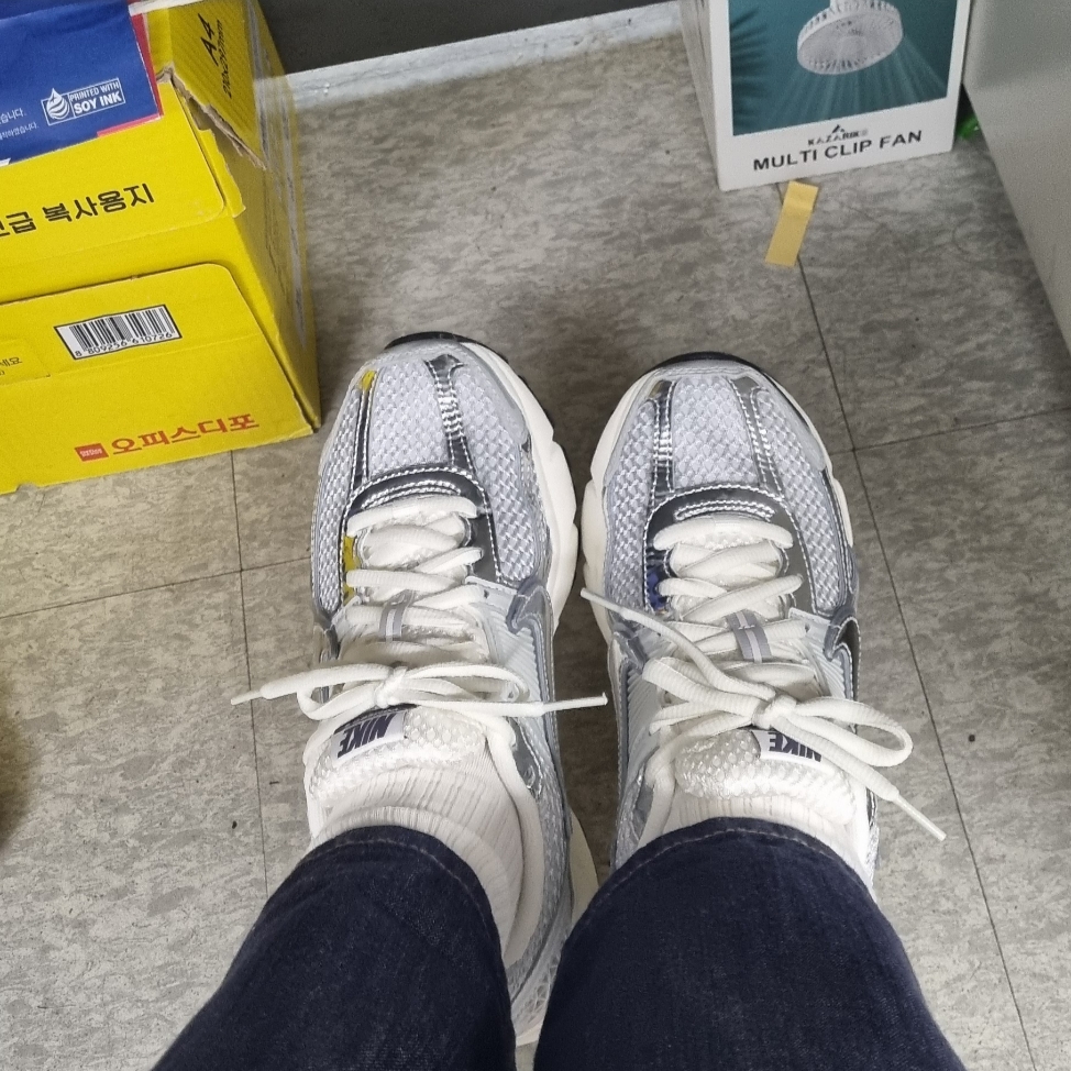 (W) Nike Zoom Vomero 5 Photon Dust and Metallic Silver 착용 스타일