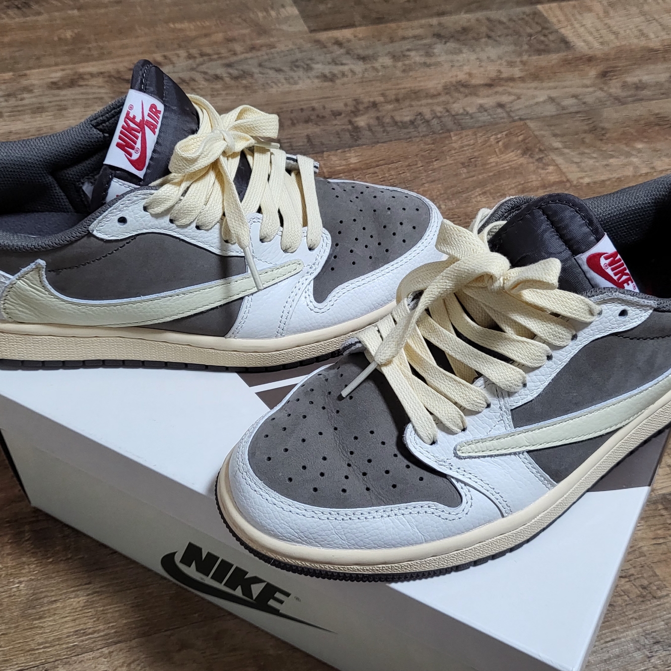 Jordan 1 x Travis Scott Retro Low OG SP Sail and Ridgerock, (W) ONERM Wild Cats Cropped Rugby Jersey Digital Camo 착용 스타일 - 2