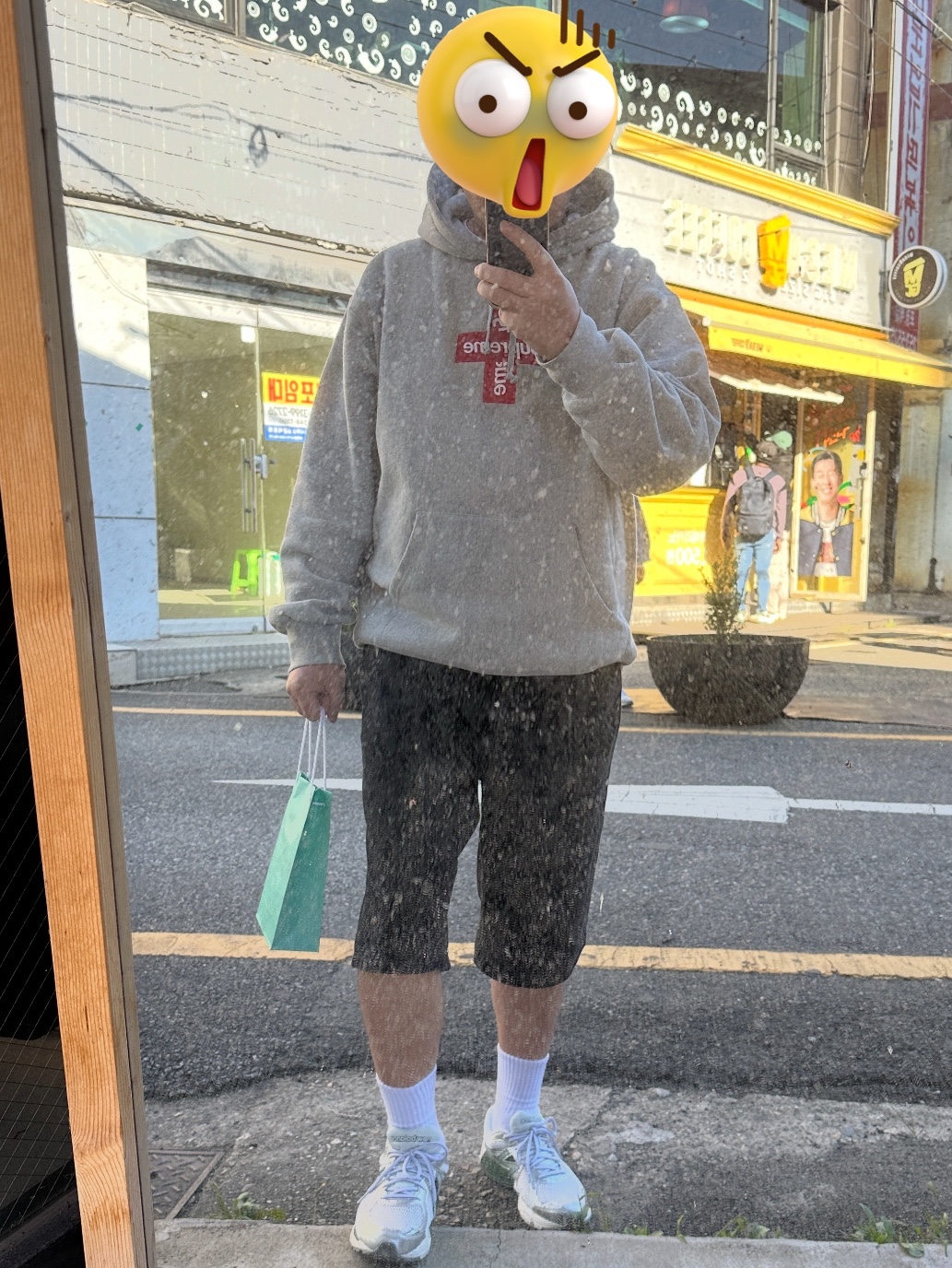 Supreme Cross Box Logo Hooded Sweatshirt Heather Grey - 20FW, Supreme Baggy Denim Short Black - 24SS 착용 스타일 - 2