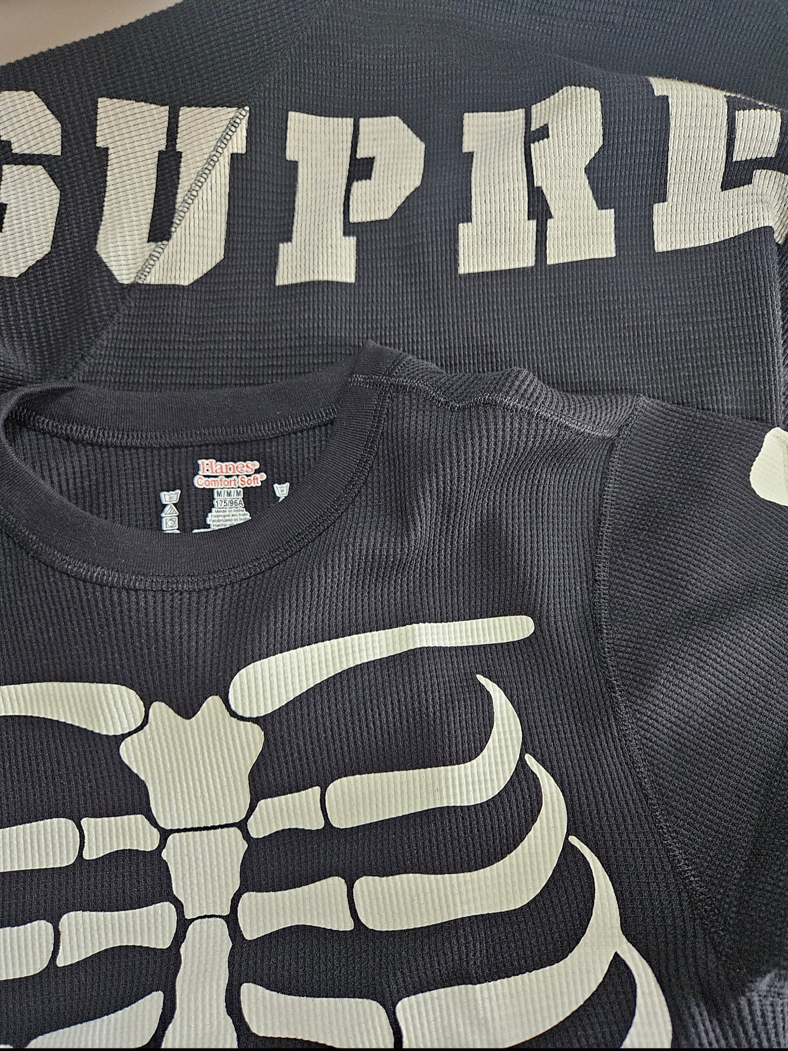 Supreme Stencil Thermal S/S Top Black - 24FW 착용 스타일 - 2