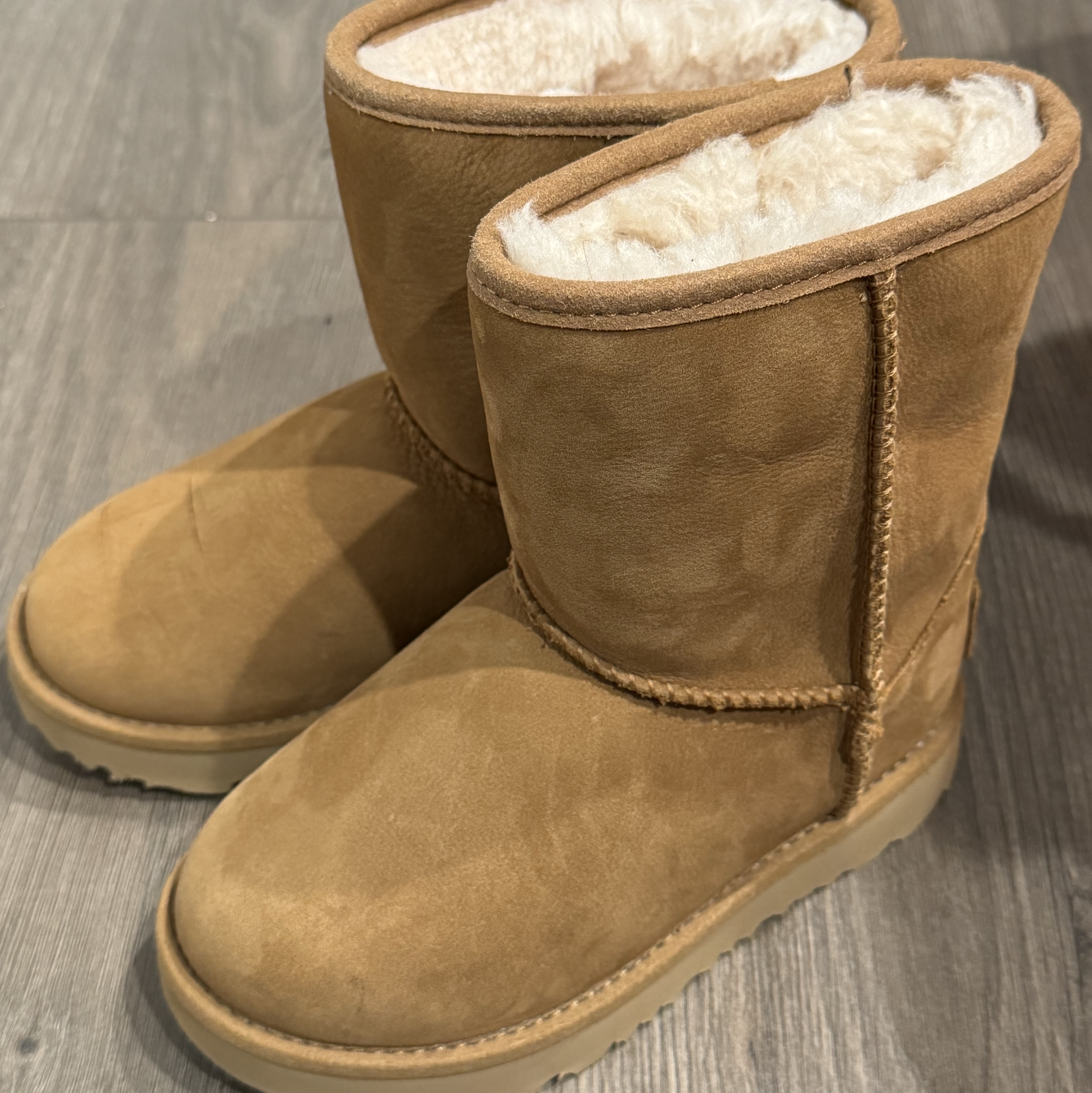(Kids) UGG Classic II Weather Short Boots Chestnut 착용 스타일 - 1