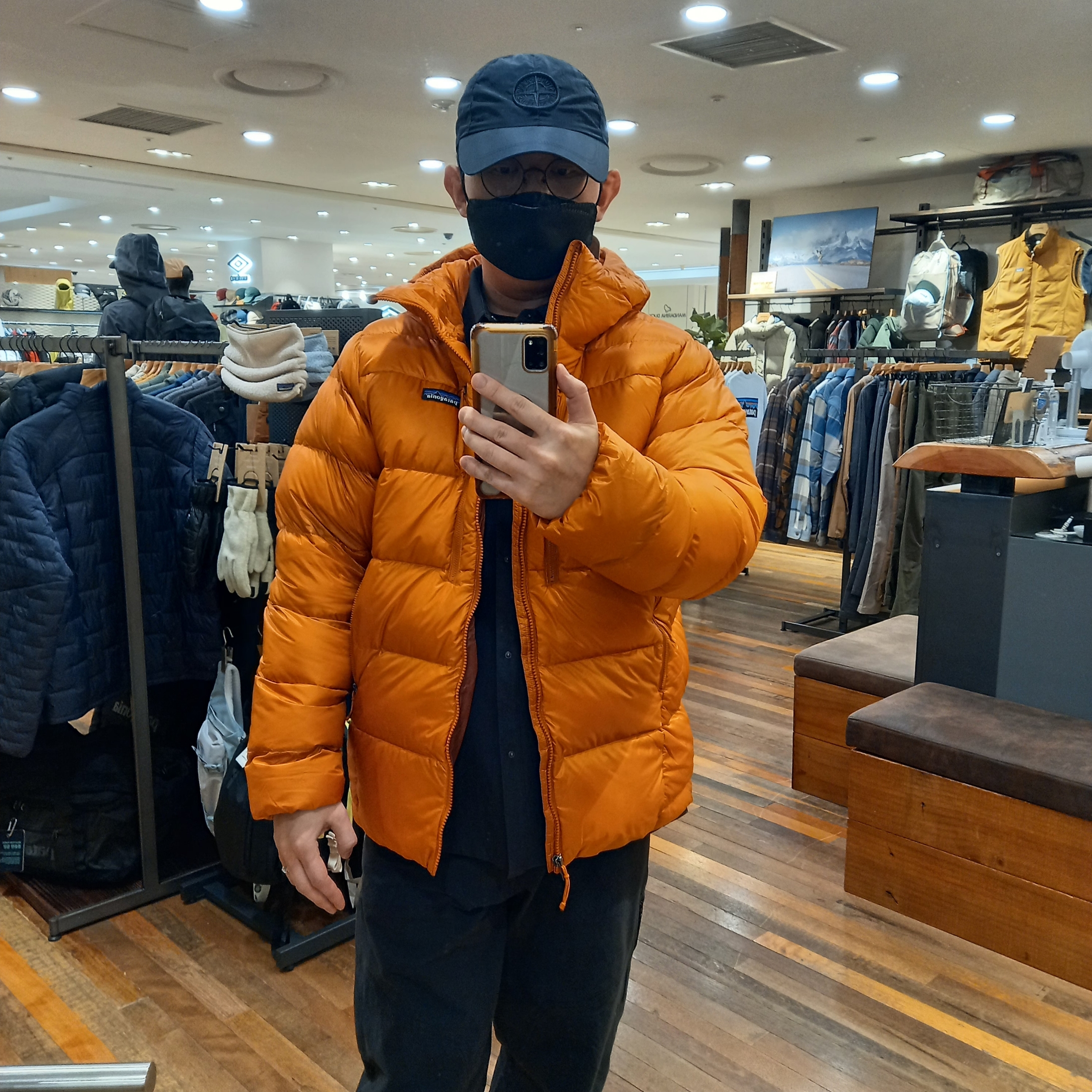 Patagonia Fitz Roy Down Hoody Black, Arc'teryx Cronin Cotton Pants Black 착용 스타일 - 1