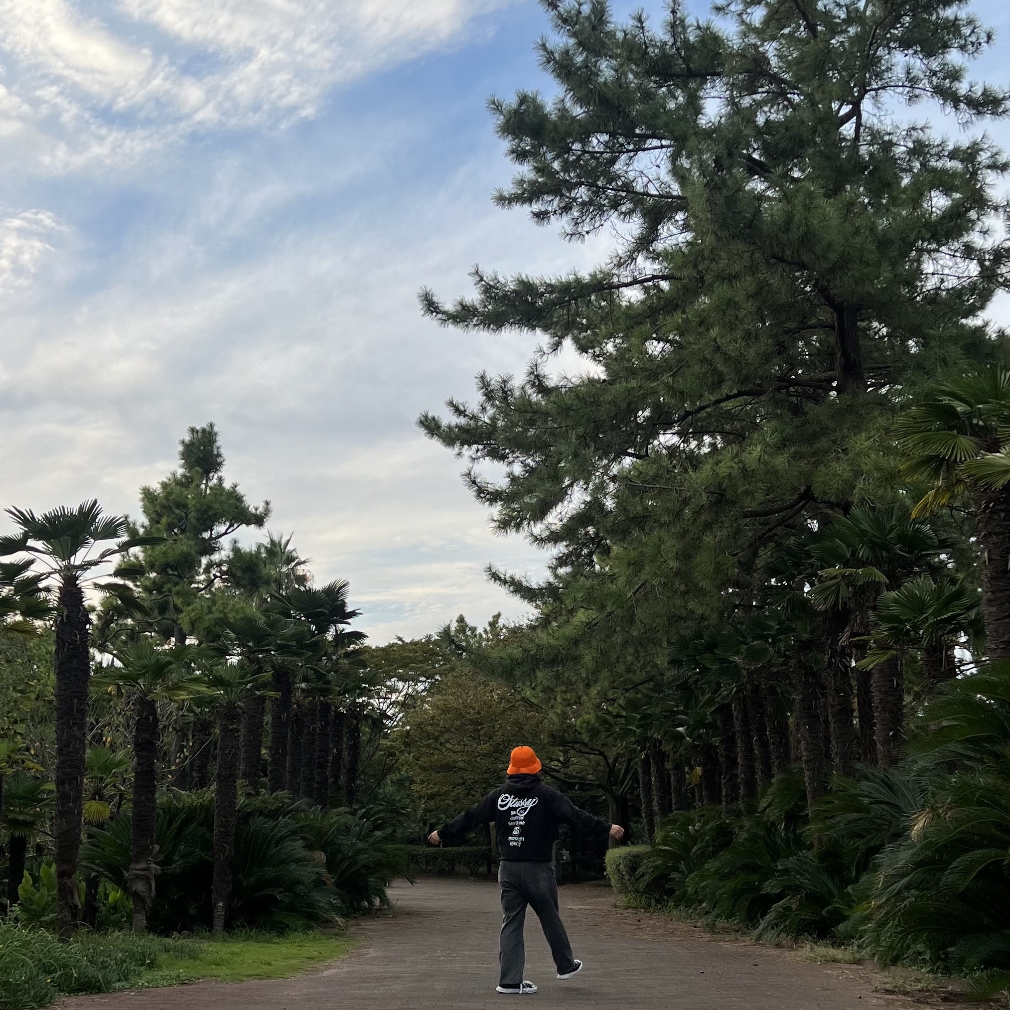 Stussy World Tour Hoodie Black 2022, Maison Mihara Yasuhiro Peterson23 OG Sole Canvas Low-top Sneakers Black 착용 스타일 - 2