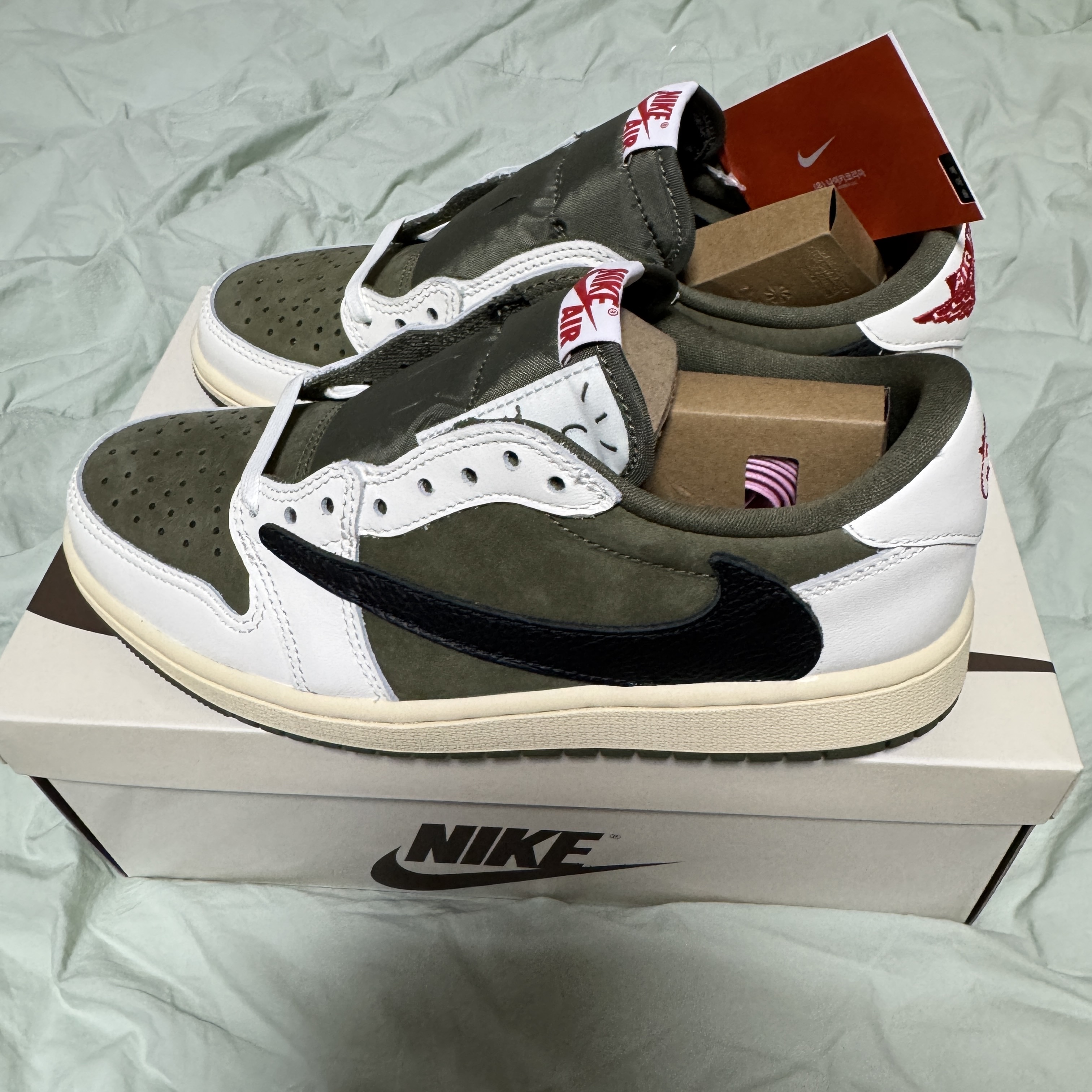 Jordan 1 x Travis Scott Retro Low OG SP Reverse Olive 착용 스타일