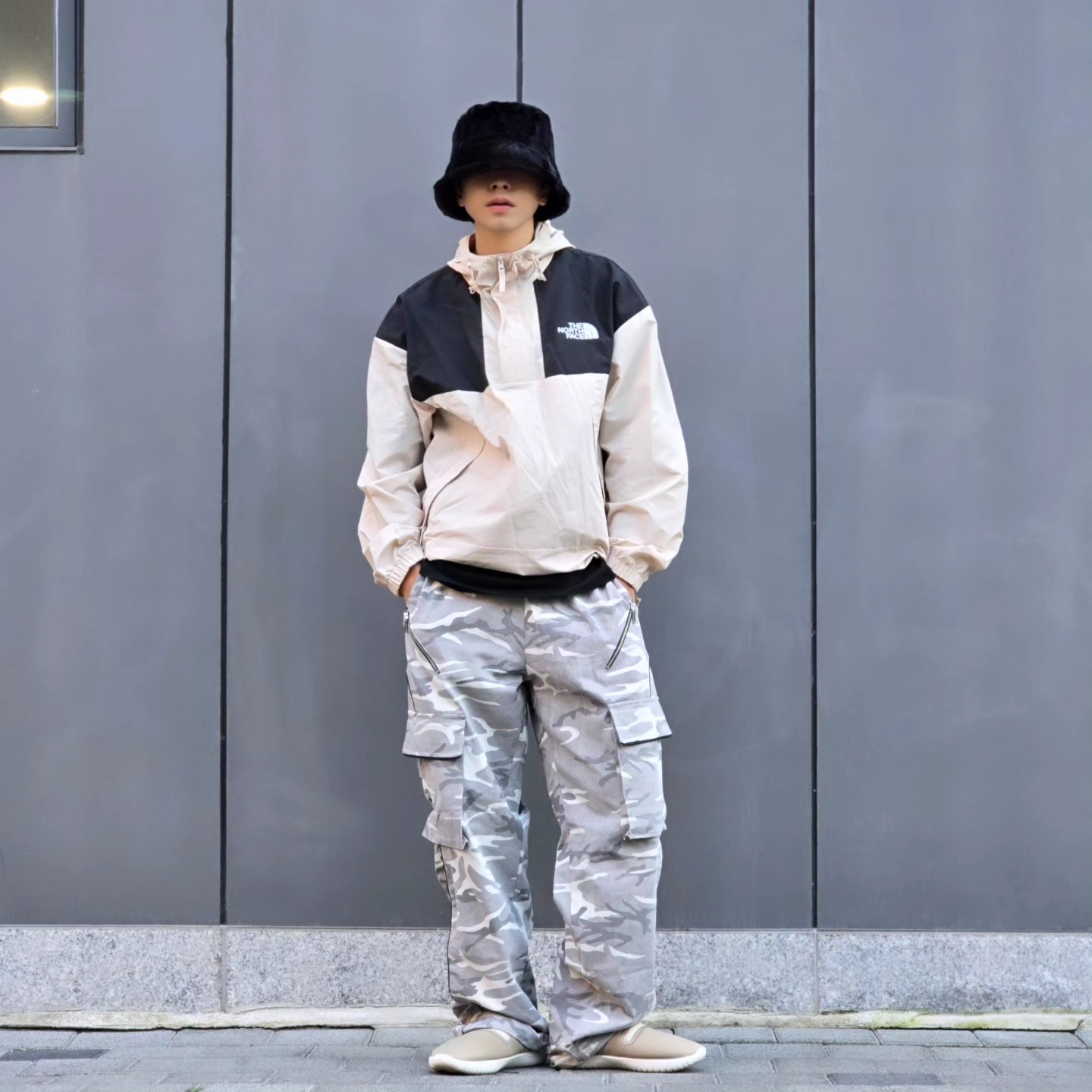 The North Face White Label Hi Mountain Anorak Light Beige, Nike Burrow Khaki Rattan 착용 스타일 - 5