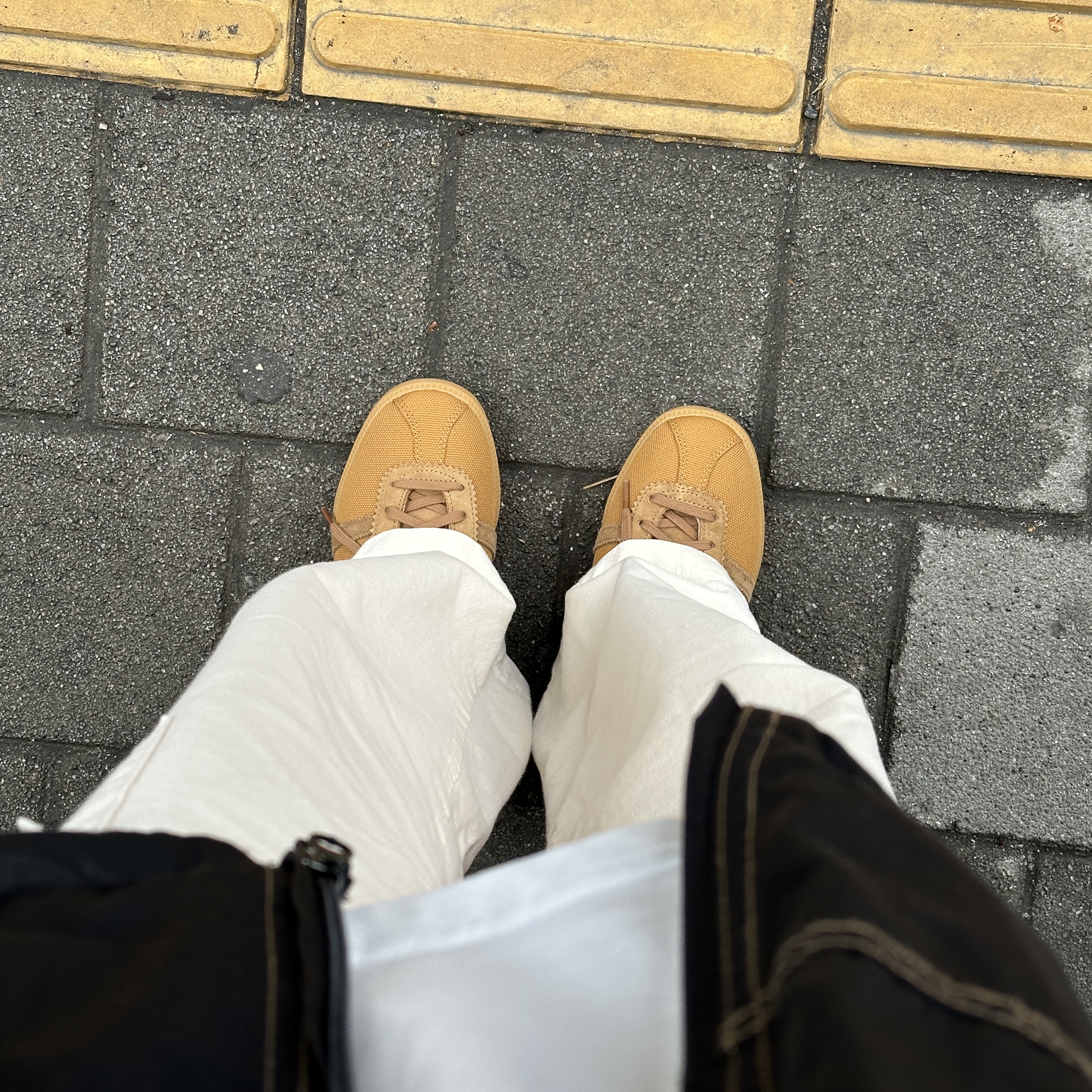 Adidas Bermuda Mesa Brown Desert 착용 스타일
