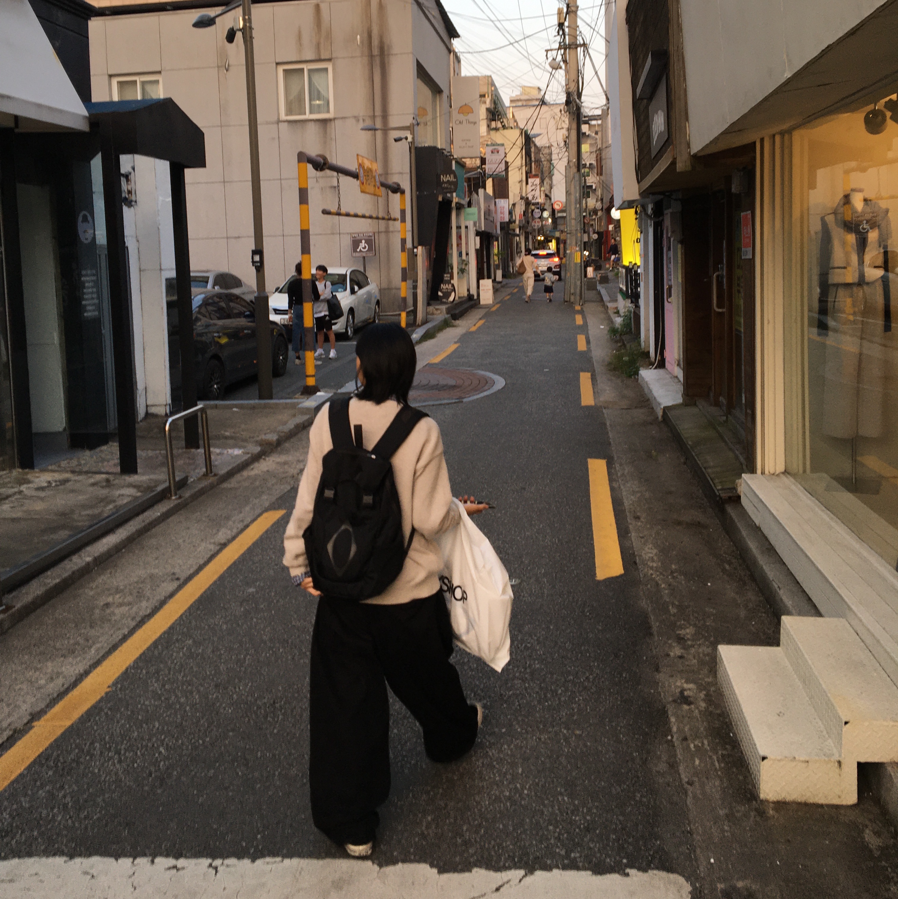 Mischief Buckle Flap Backpack Black 착용 스타일
