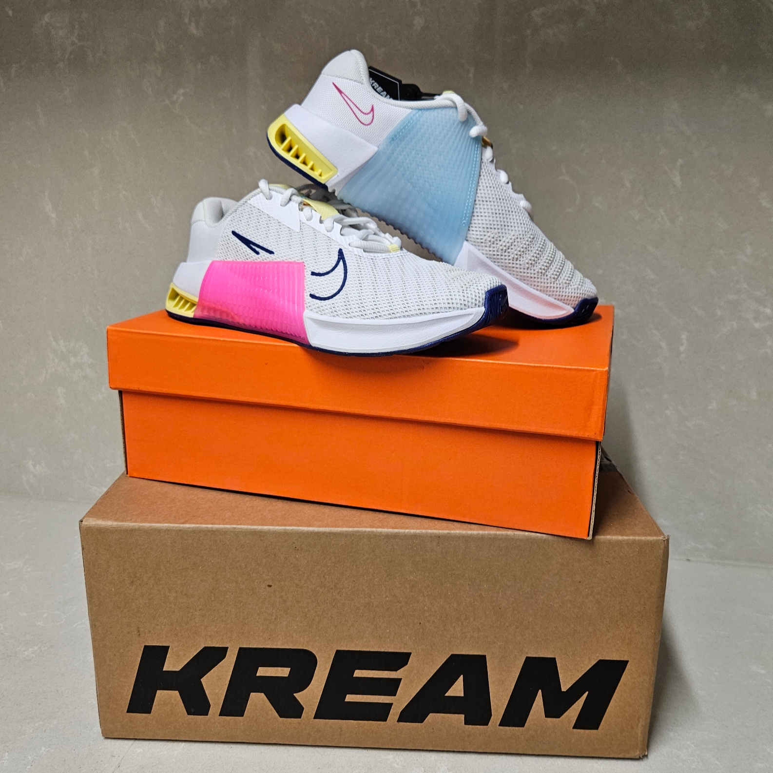 (W) Nike Metcon 9 White White Fierce Pink 착용 스타일 - 1