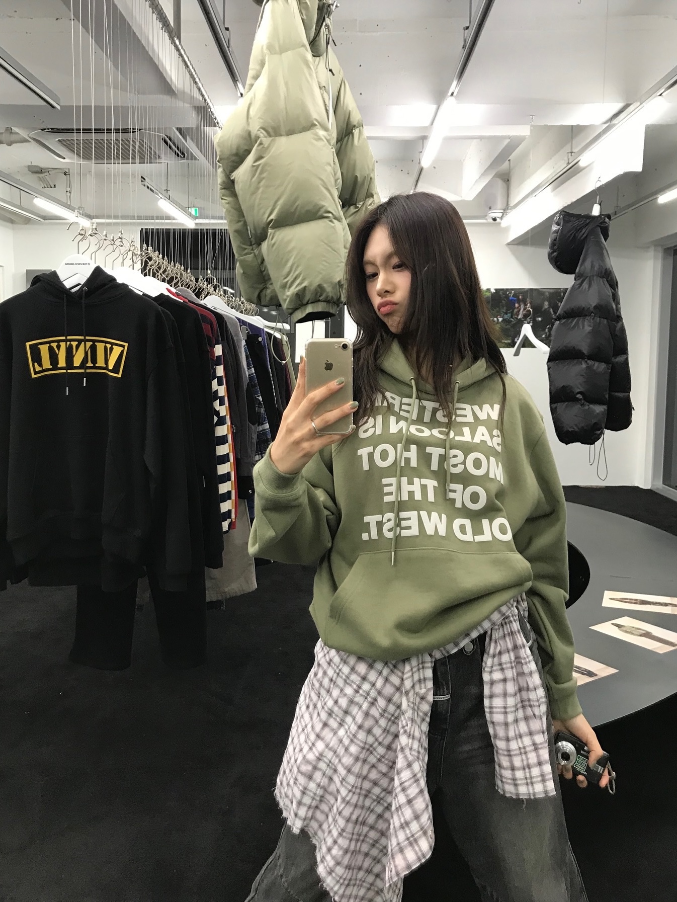 Thevinylhouse Typo Hoodie Black, Thevinylhouse Typo Hoodie Khaki 착용 스타일