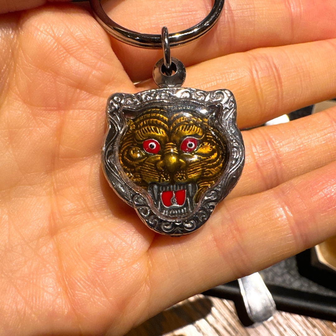 Supreme Tiger Keychain Silver - 24FW 착용 스타일 - 1