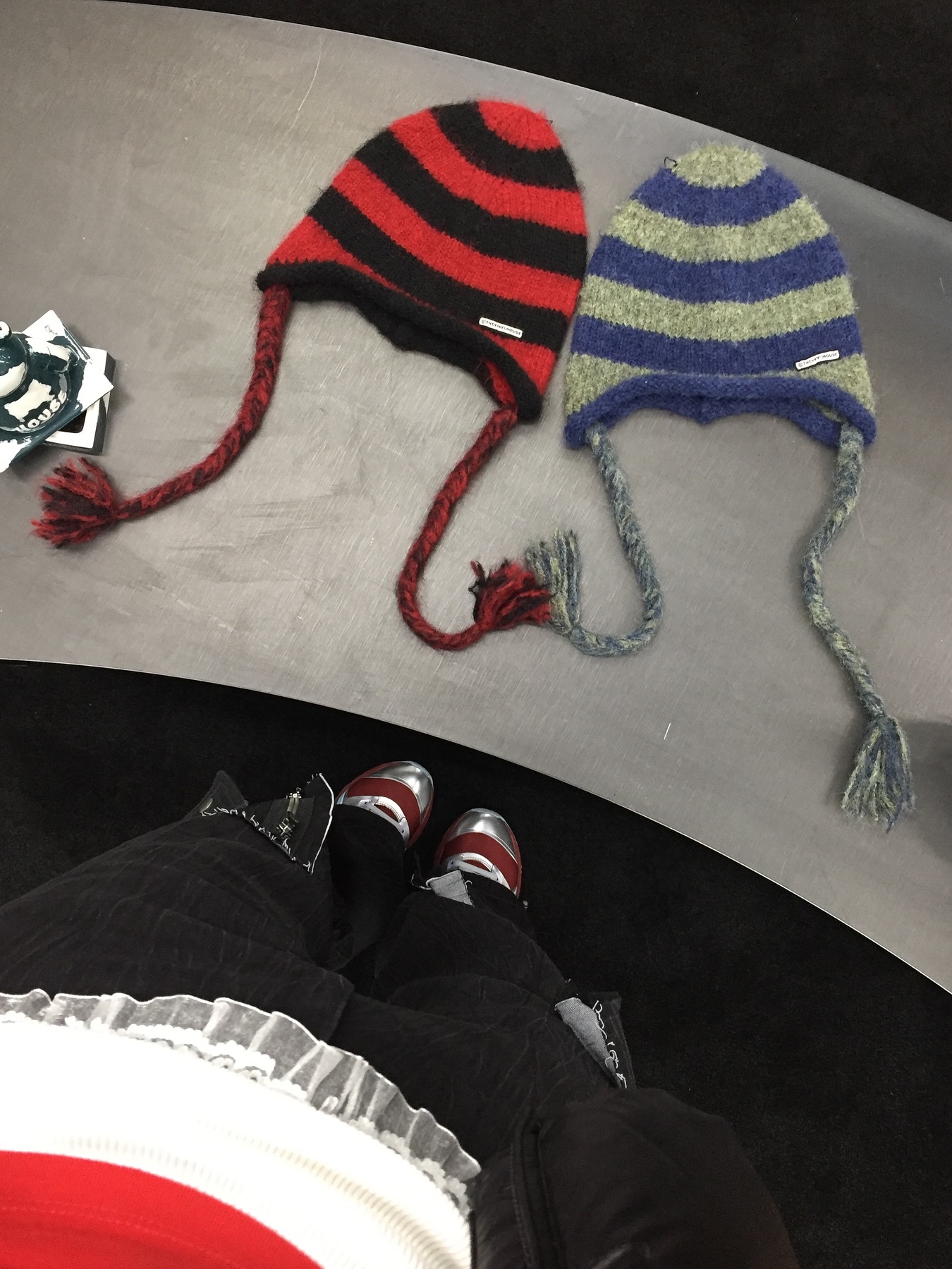 Thevinylhouse Ear Flap Stripe Beanie Red, Thevinylhouse Ear Flap Stripe Beanie Green 착용 스타일