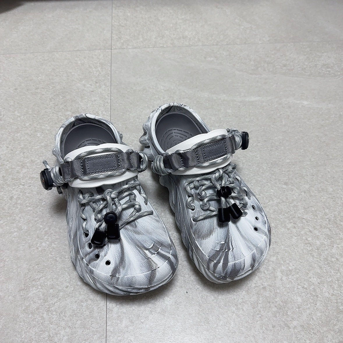 Crocs Echo Marbled Clog Moonlight Multi 착용 스타일
