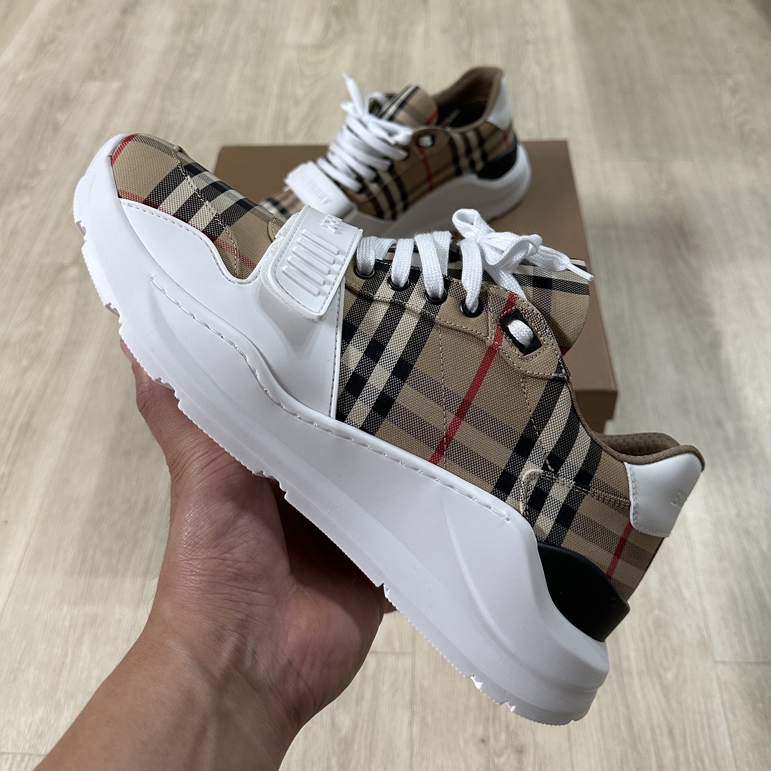 Burberry Vintage Check Suede Leather Sneakers Archive Beige 착용 스타일