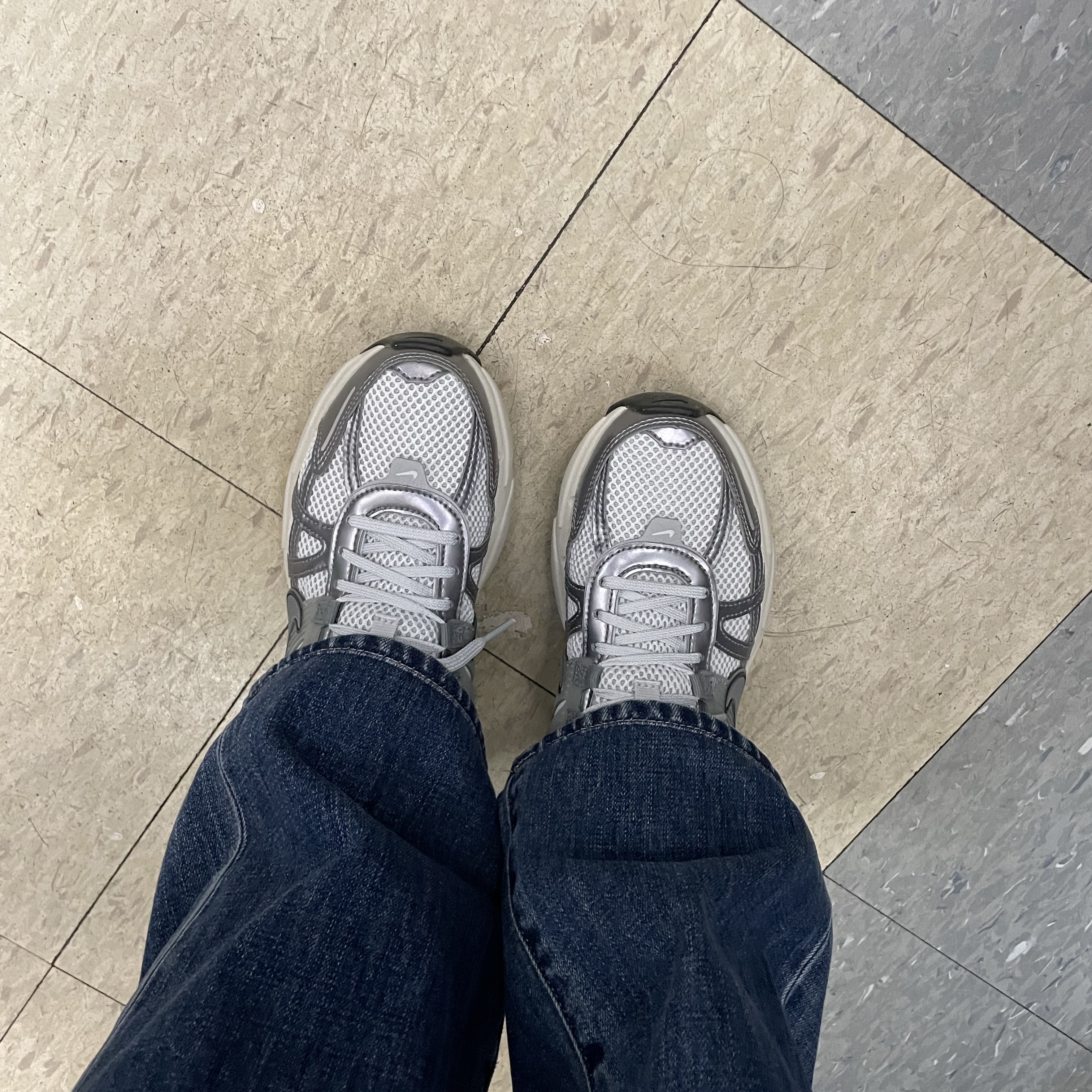 Nike V2K Run Pure Platinum Wolf Grey 착용 스타일
