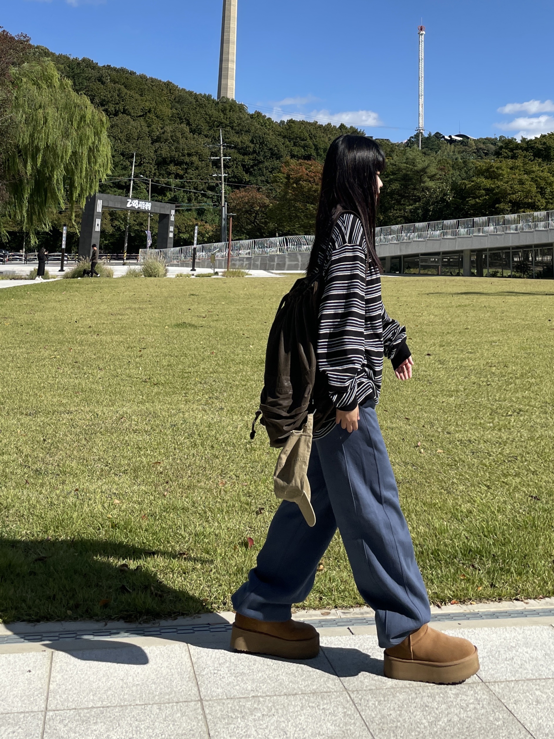 Hello Sunrise Washed OG Logo Ball Cap Camel Brown, (W) UGG Classic Ultra Mini Platform Boots Chestnut 착용 스타일 - 4