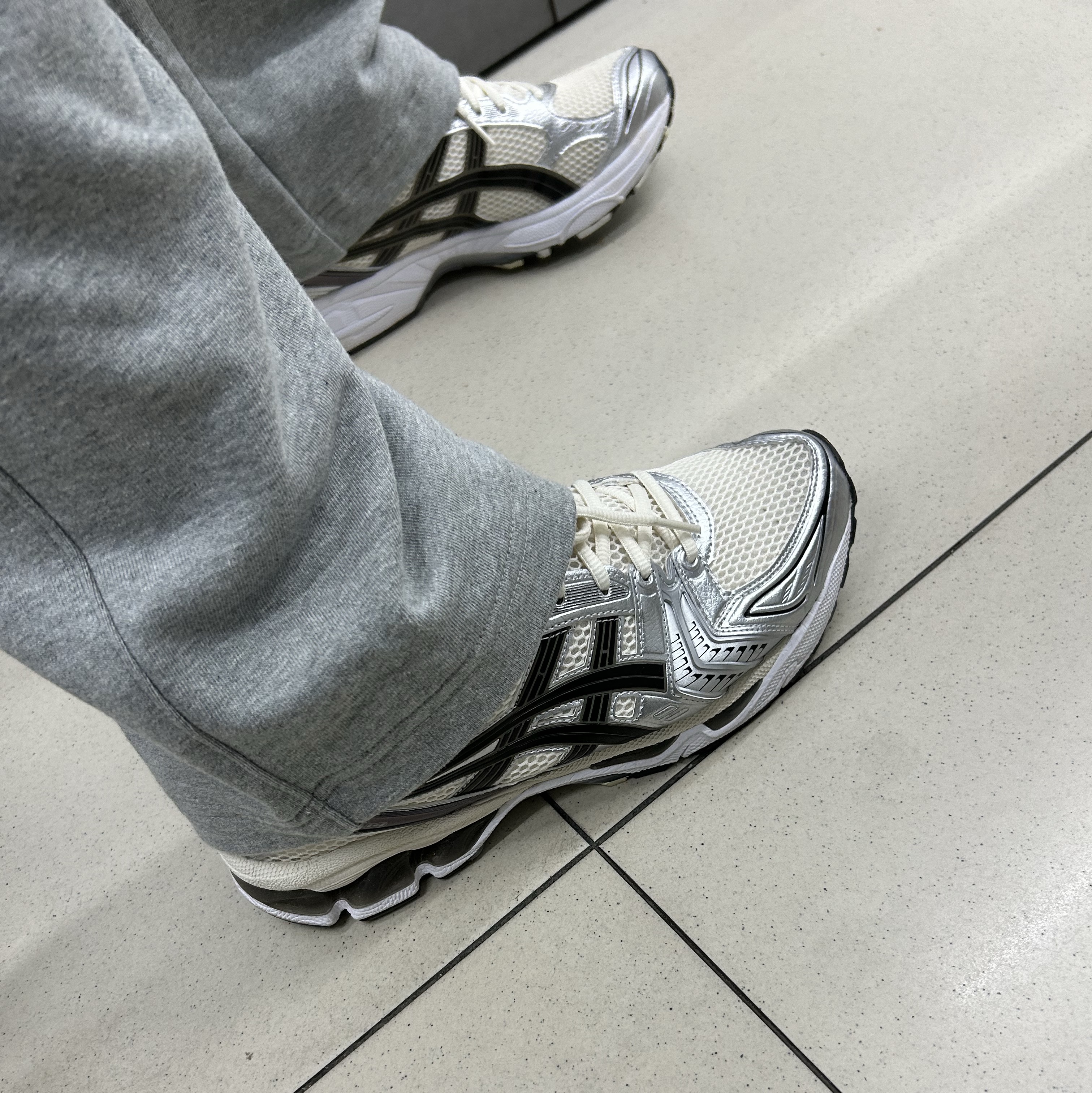 Asics Gel-Kayano 14 Cream Black 착용 스타일