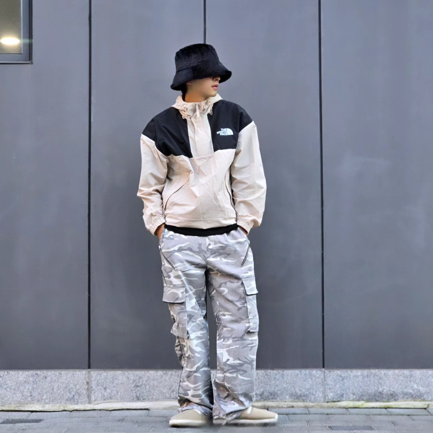 The North Face White Label Hi Mountain Anorak Light Beige, Nike Burrow Khaki Rattan 착용 스타일 - 6