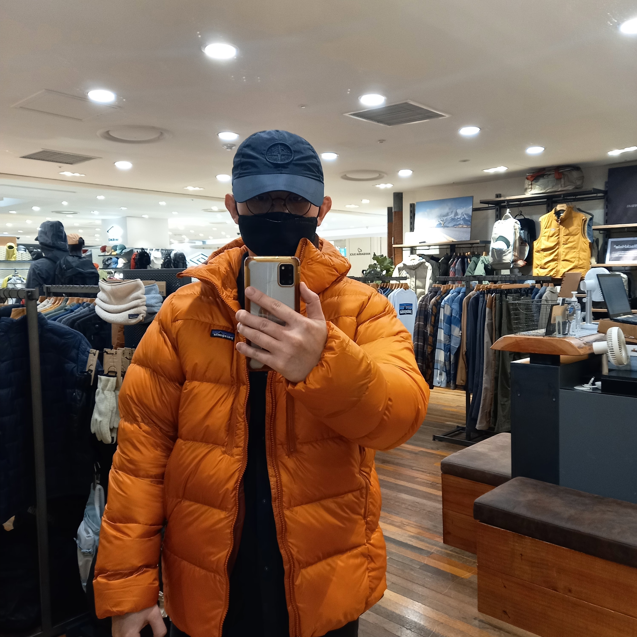 Patagonia Fitz Roy Down Hoody Black, Arc'teryx Cronin Cotton Pants Black 착용 스타일 - 2
