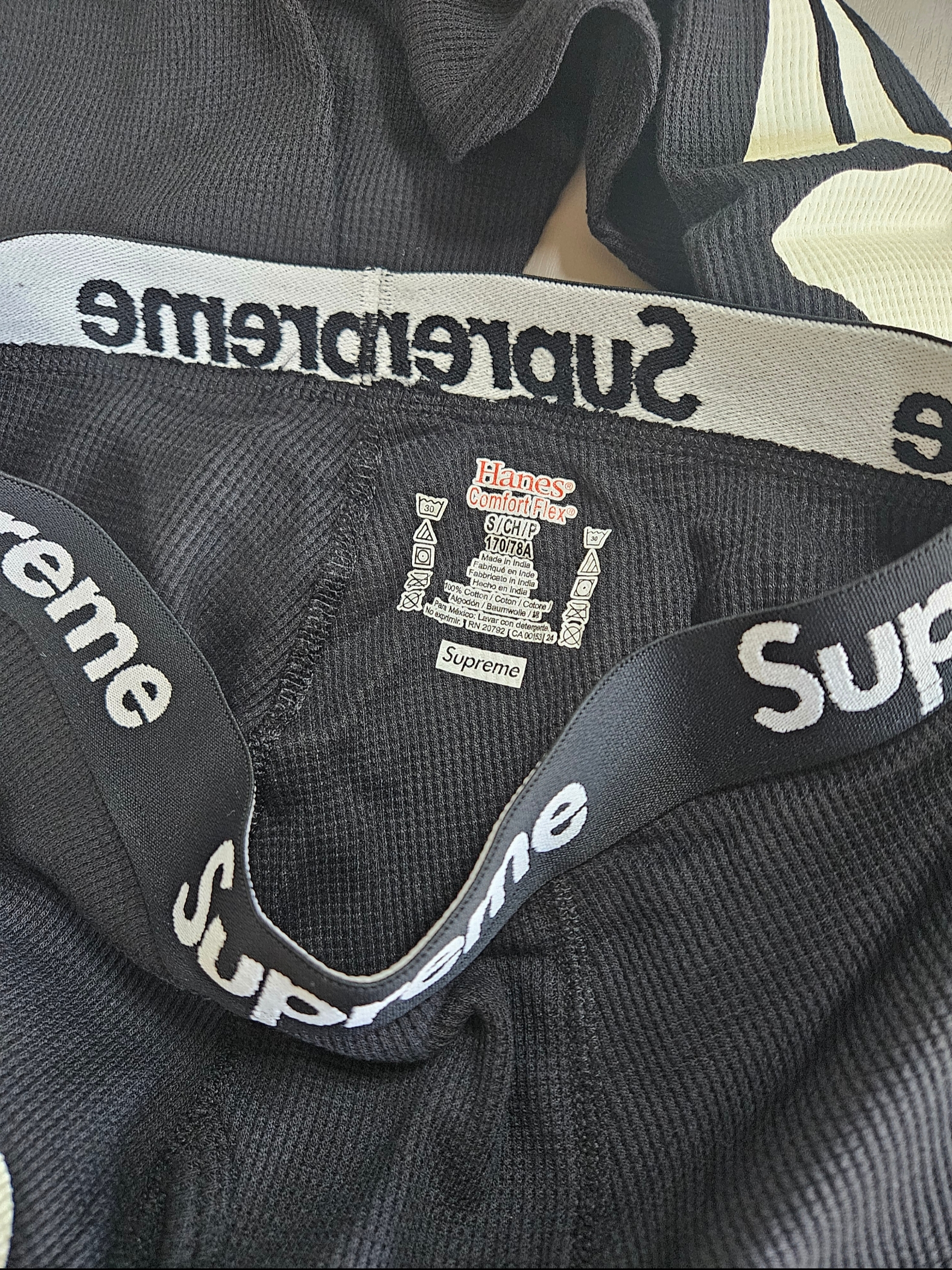 Supreme Stencil Thermal S/S Top Black - 24FW 착용 스타일 - 6
