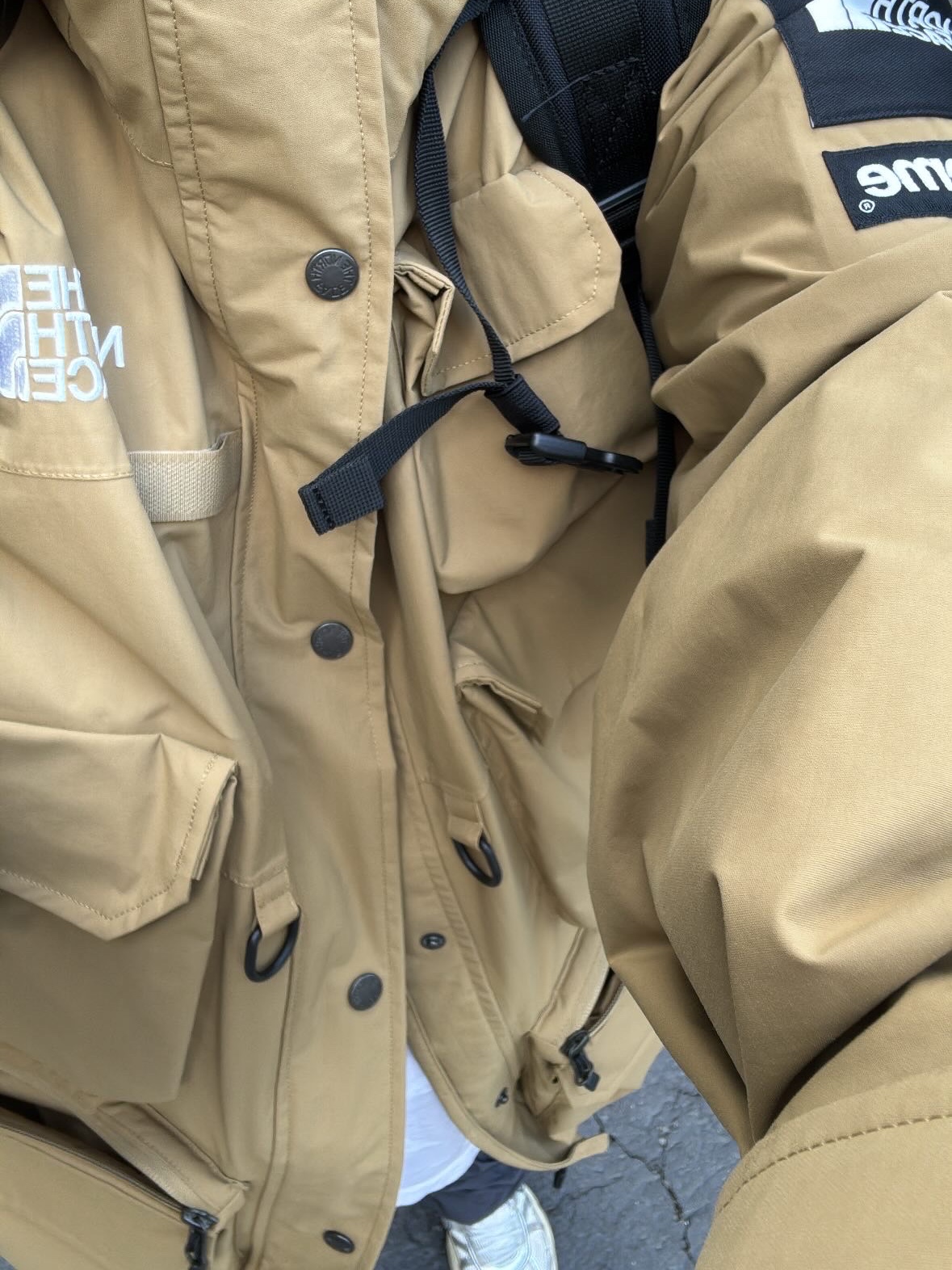Supreme x The North Face Cargo Jacket Gold - 20SS, Nike x Stussy Beach Pants Off Noir 착용 스타일