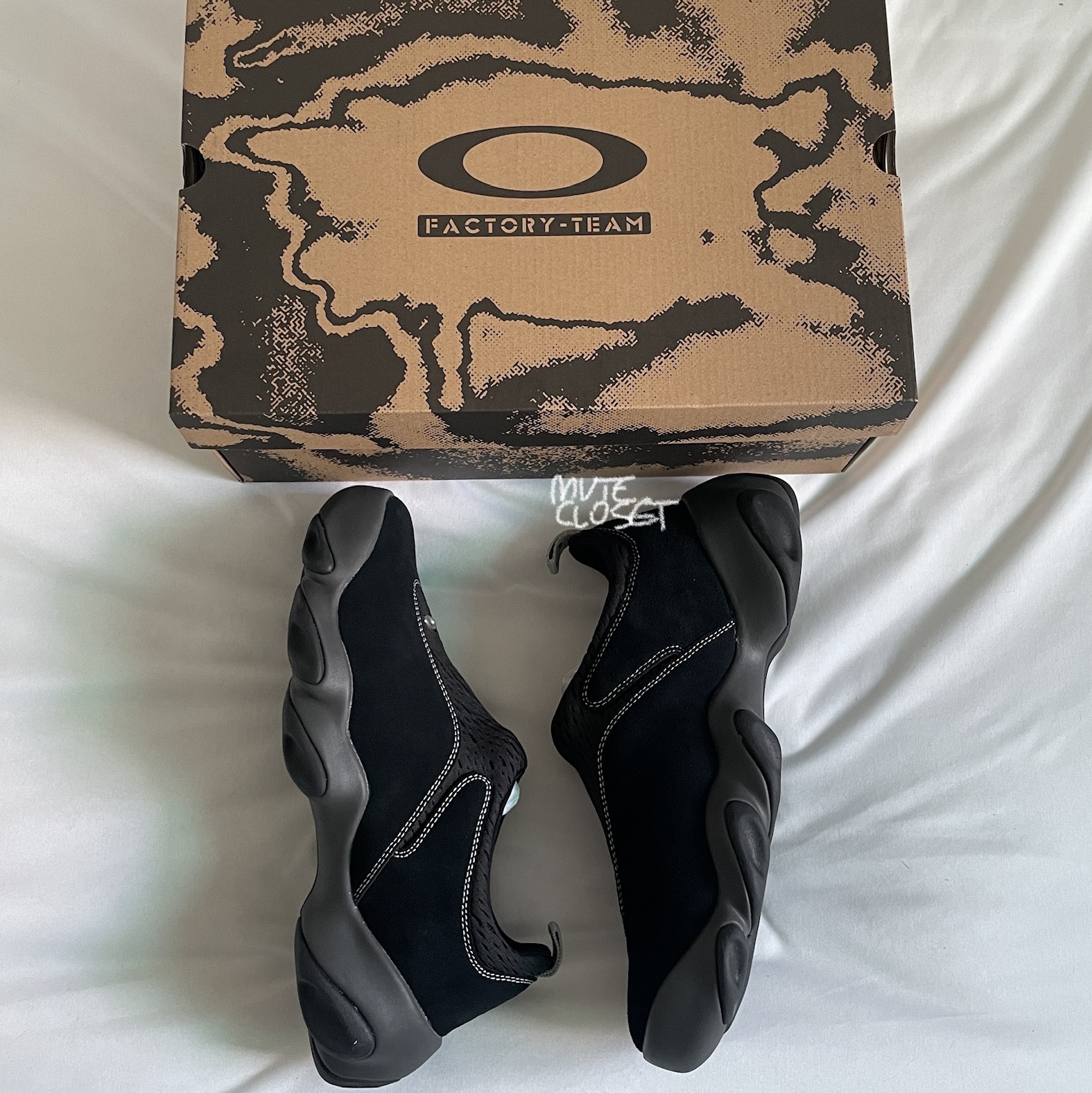 Oakley Factory Team x Brain Dead Suede Flesh Caviar Mesh Black 착용 스타일 - 1