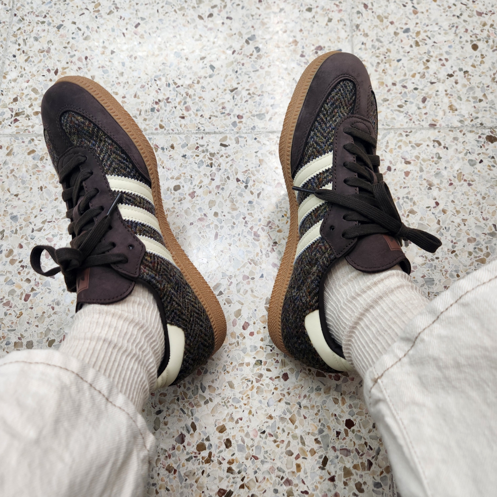 Adidas Samba OG Dark Brown Cream White 착용 스타일