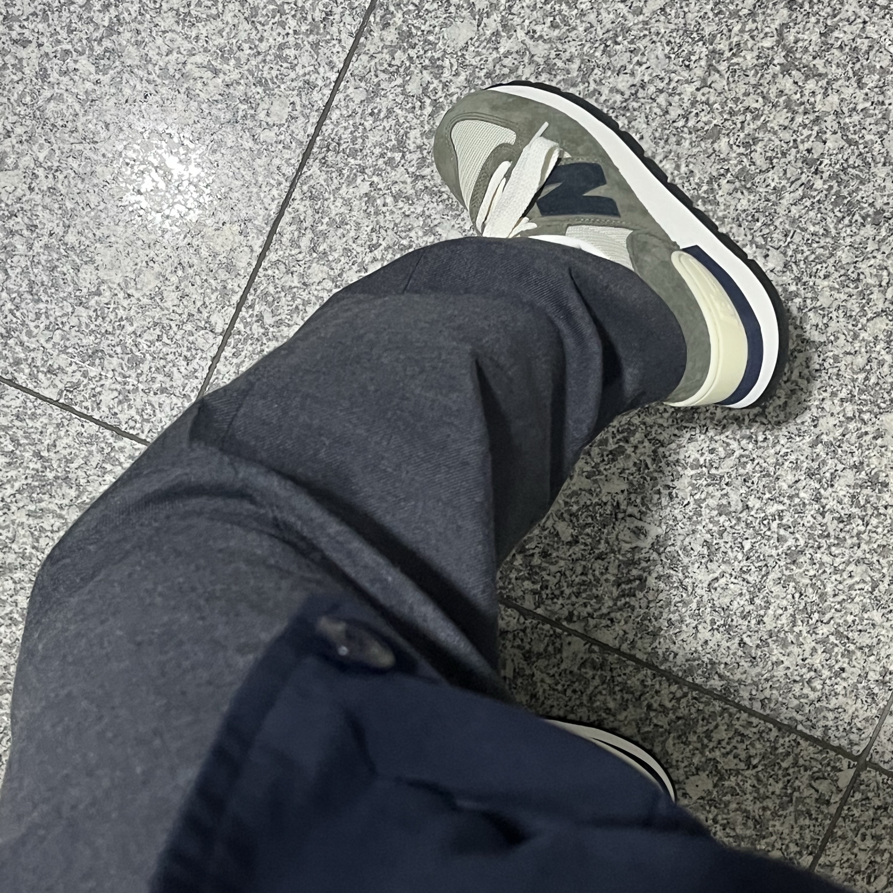 New Balance 990v1 Made in USA Olive 착용 스타일
