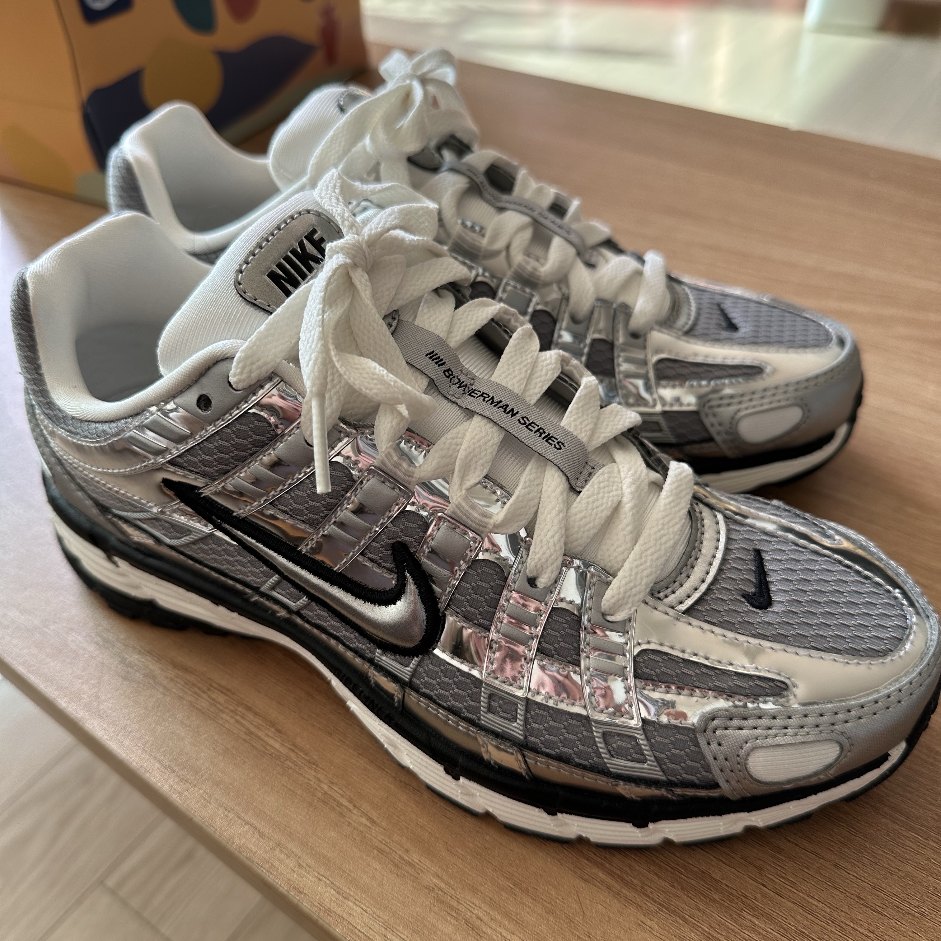 Nike P-6000 Metallic Silver 착용 스타일