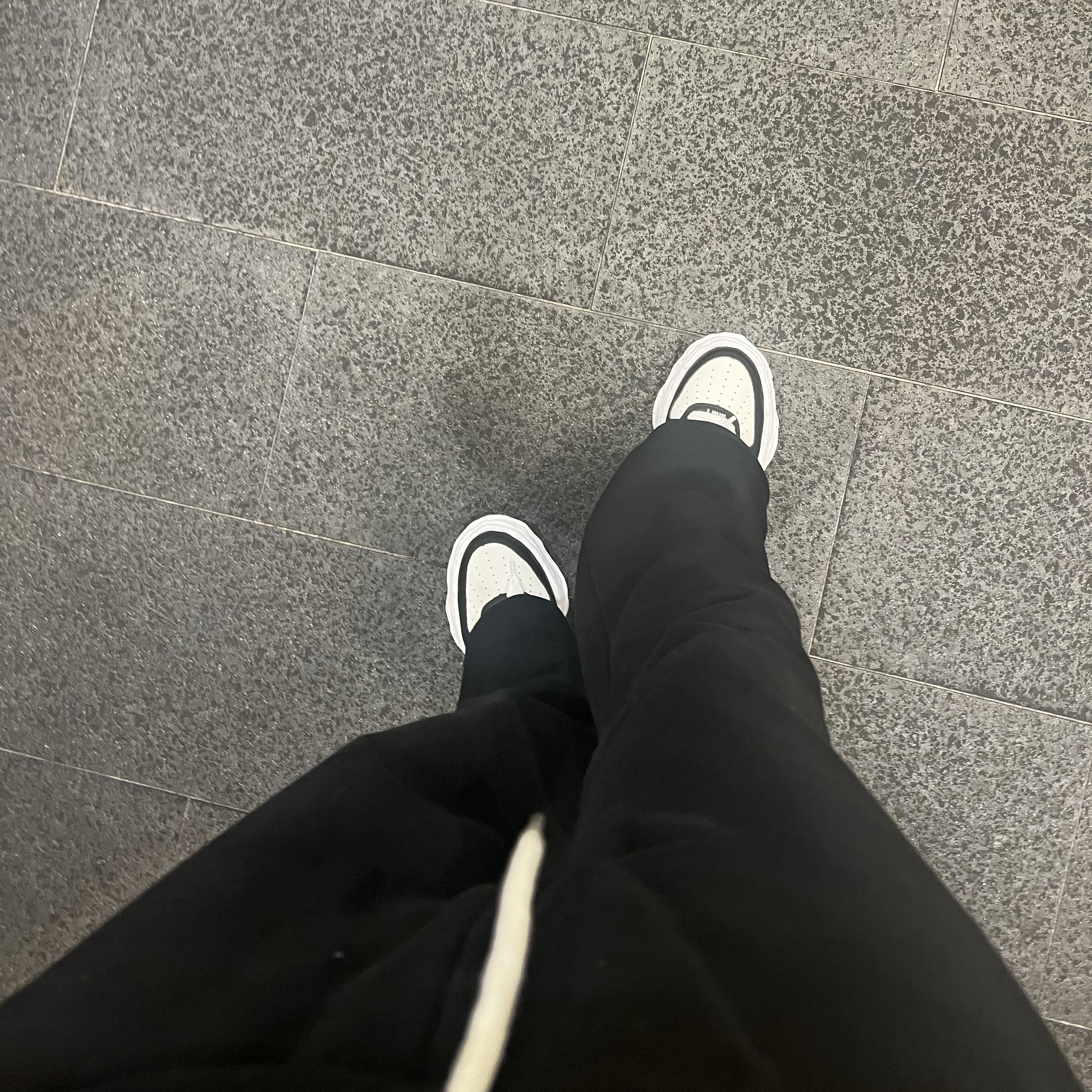 Maison Mihara Yasuhiro Wayne OG Sole Leather Low-top Sneakers Black White 착용 스타일