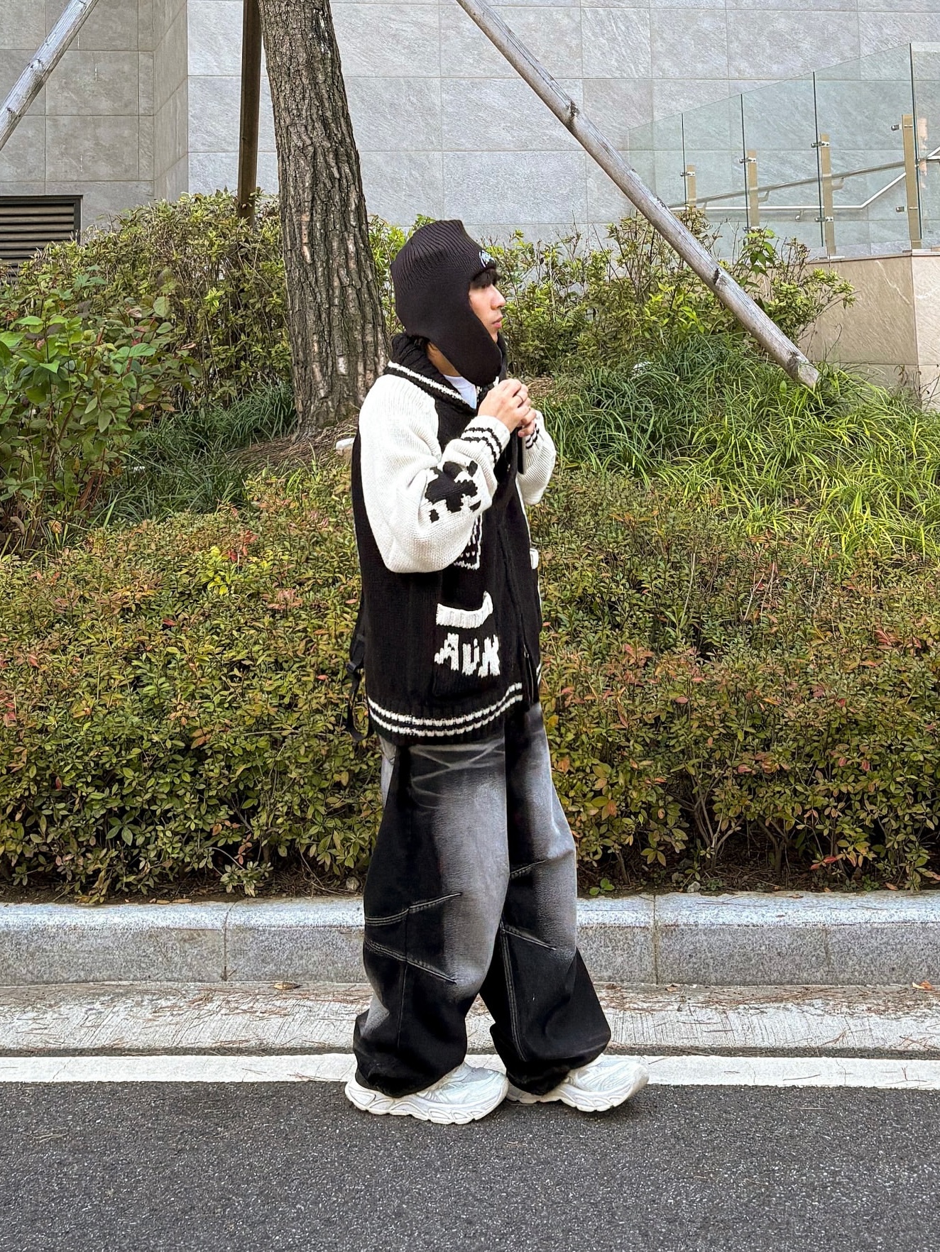 BLR Embossed Wave Washing Wide Denim Pants Black, BLR Embossed Wave Washing Wide Denim Pants Blue 착용 스타일