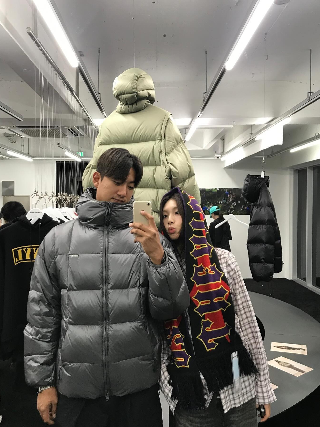 Thevinylhouse Hooded Duck Down Jacket Black, Thevinylhouse Hooded Duck Down Jacket Charcoal 착용 스타일