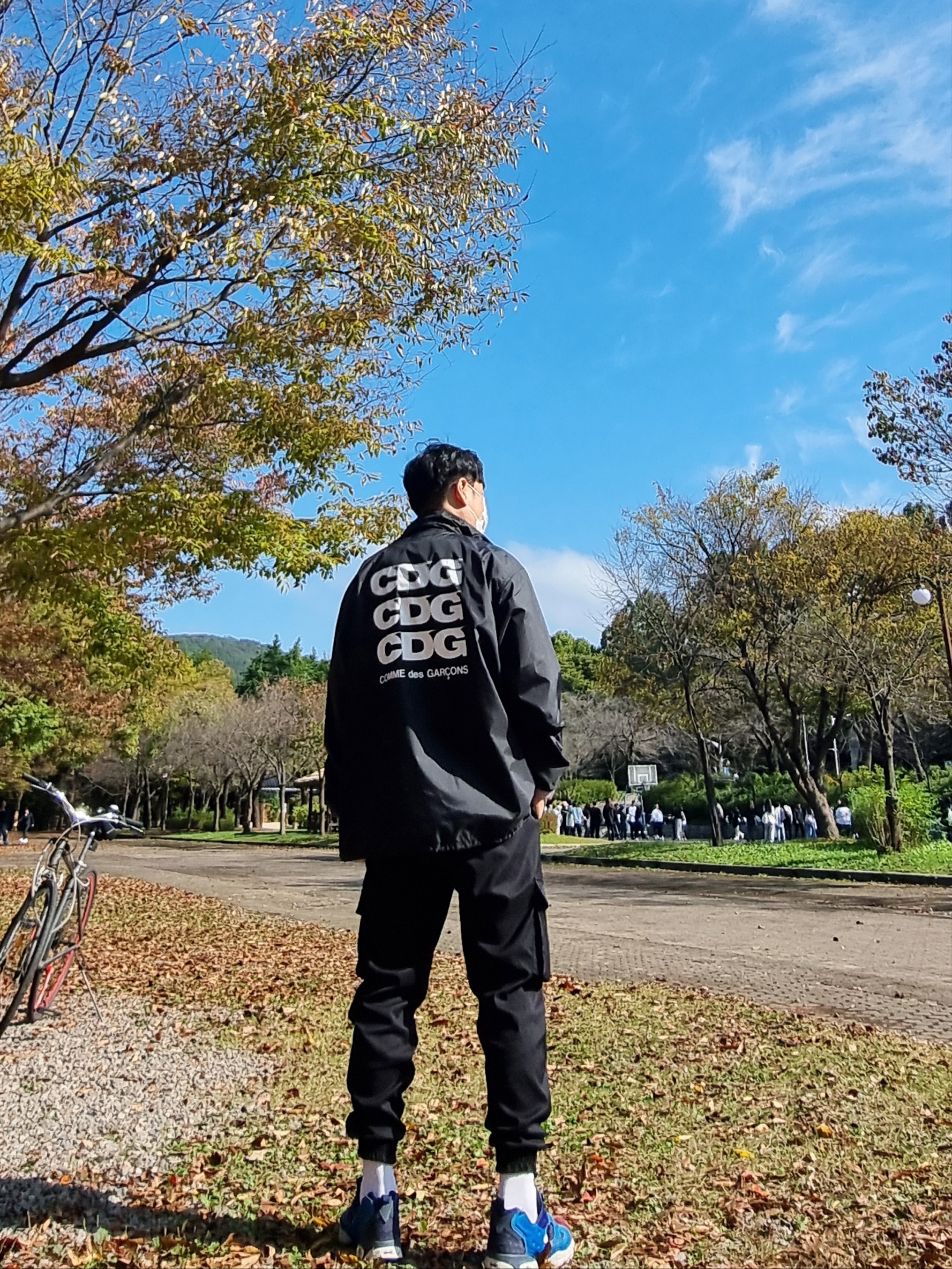 CDG Logo Coach Jacket Black, Carhartt Loose Fit Heavyweight Regular Long Sleeve Pocket T-Shirt White 착용 스타일 - 2