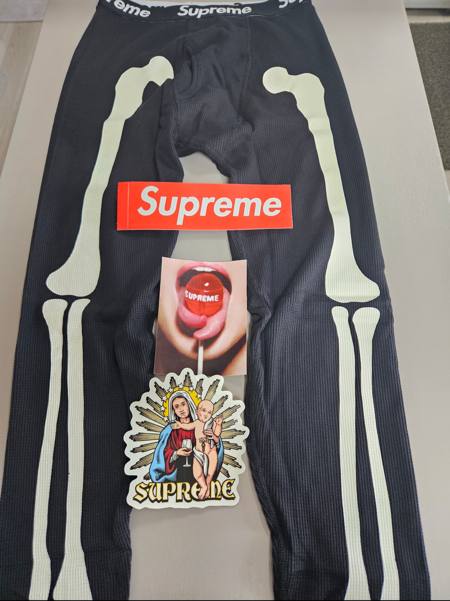 Supreme Stencil Thermal S/S Top Black - 24FW 착용 스타일 - 1