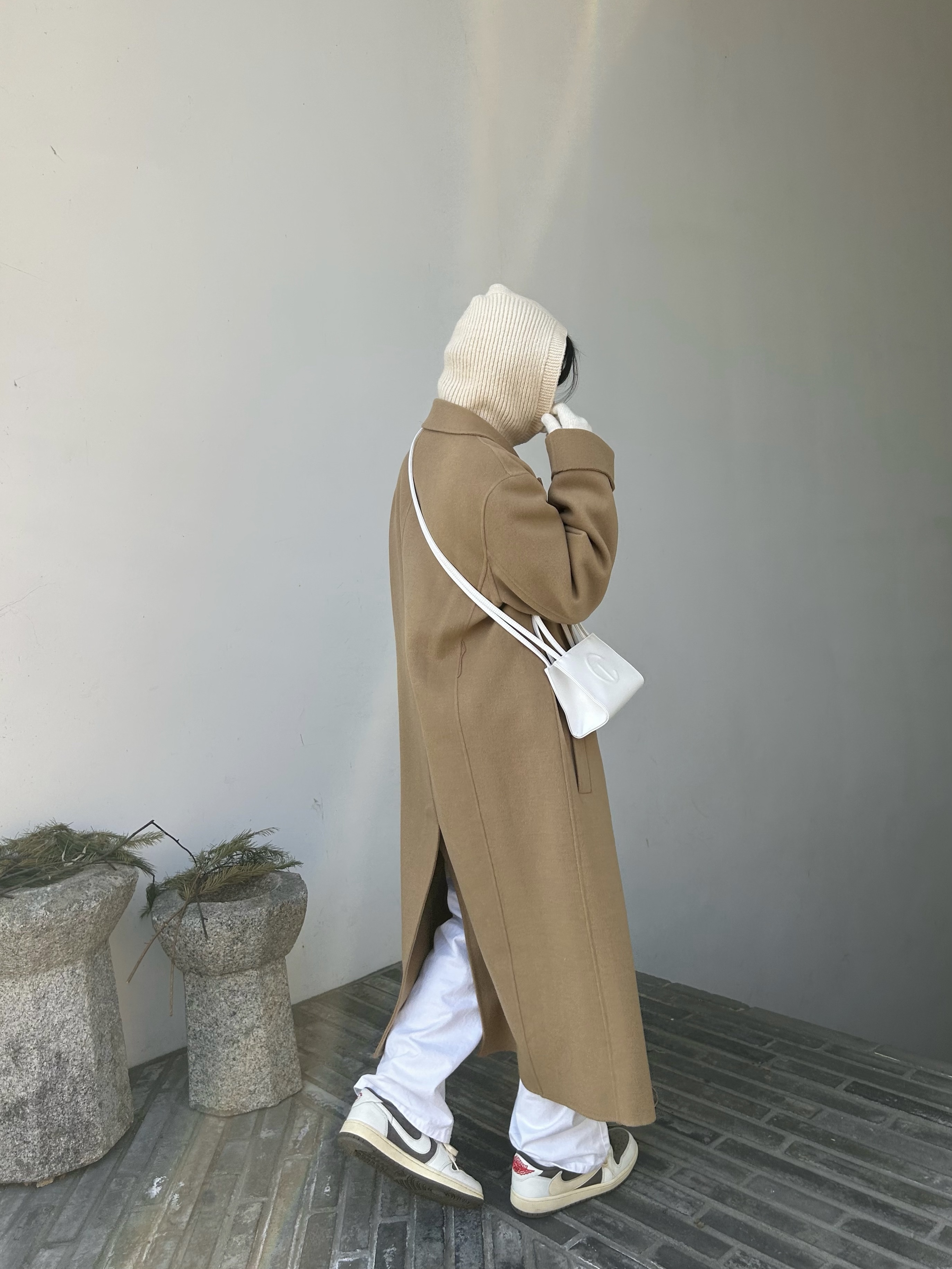 Jordan 1 x Travis Scott Retro Low OG SP Sail and Ridgerock, Telfar Small Shopping Bag White 착용 스타일