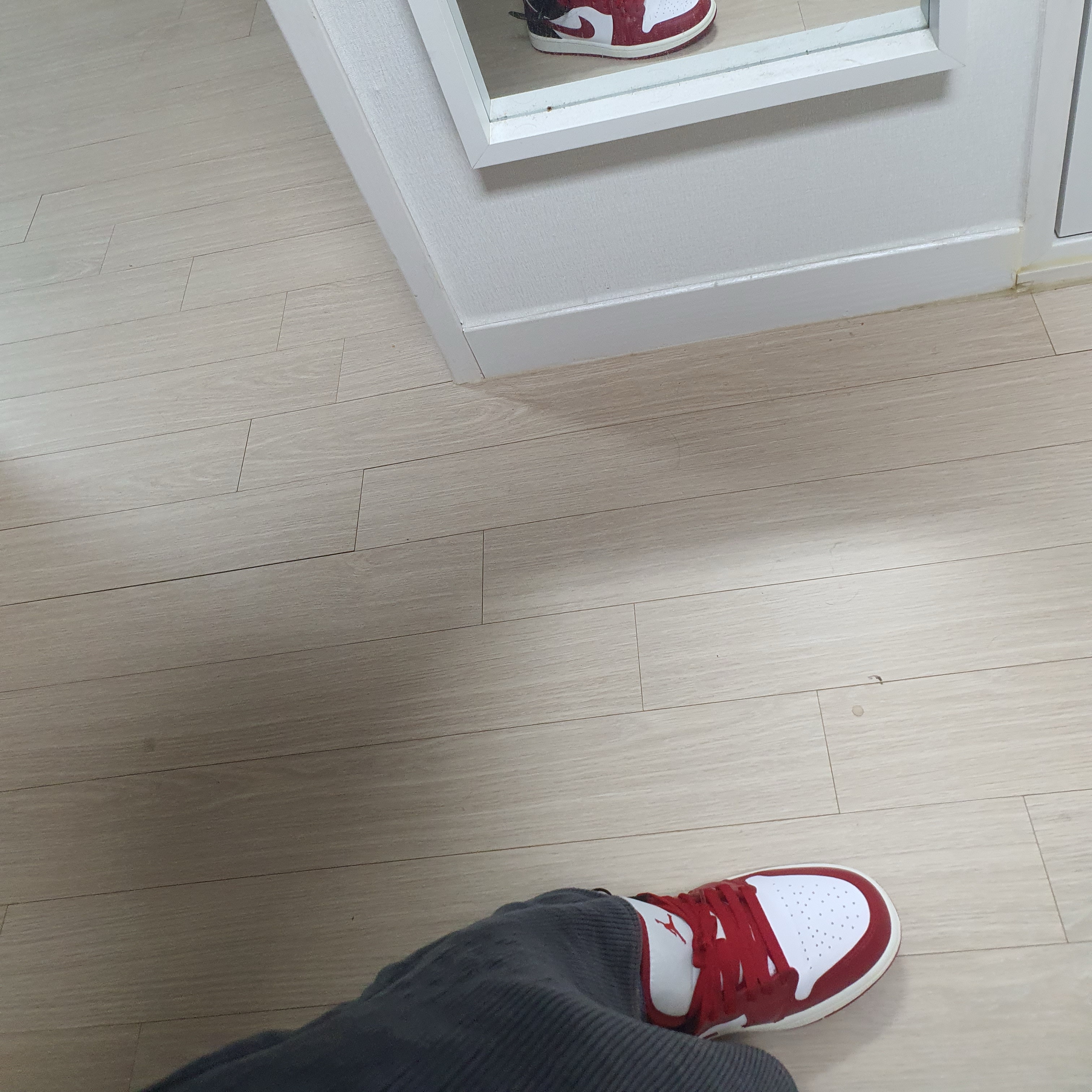 (W) Jordan 1 Low White Gym Red 착용 스타일 - 2