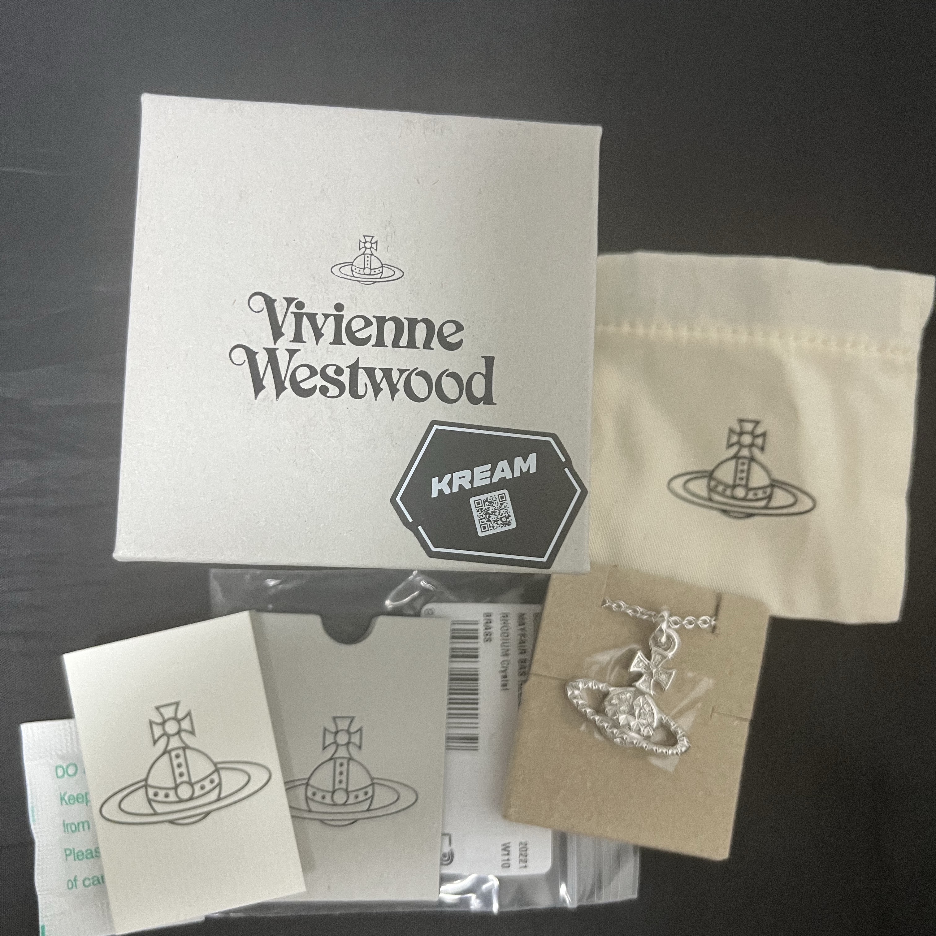Vivienne Westwood Mayfair Bas Relief Pendant Silver 착용 스타일 - 2
