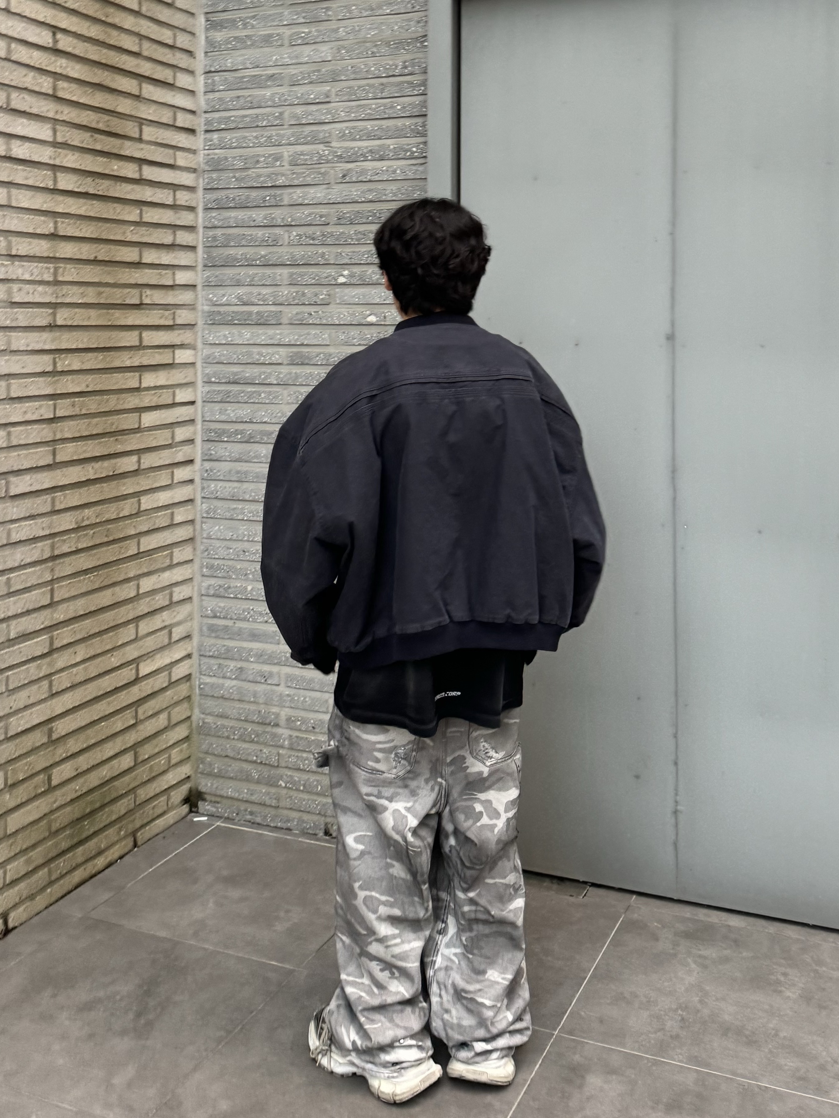 Nonnod Sulfur Dye Serge Bomber Jacket Vintage Navy Black, Nonnod Back Detail T Shirt Washed Black 착용 스타일 - 1