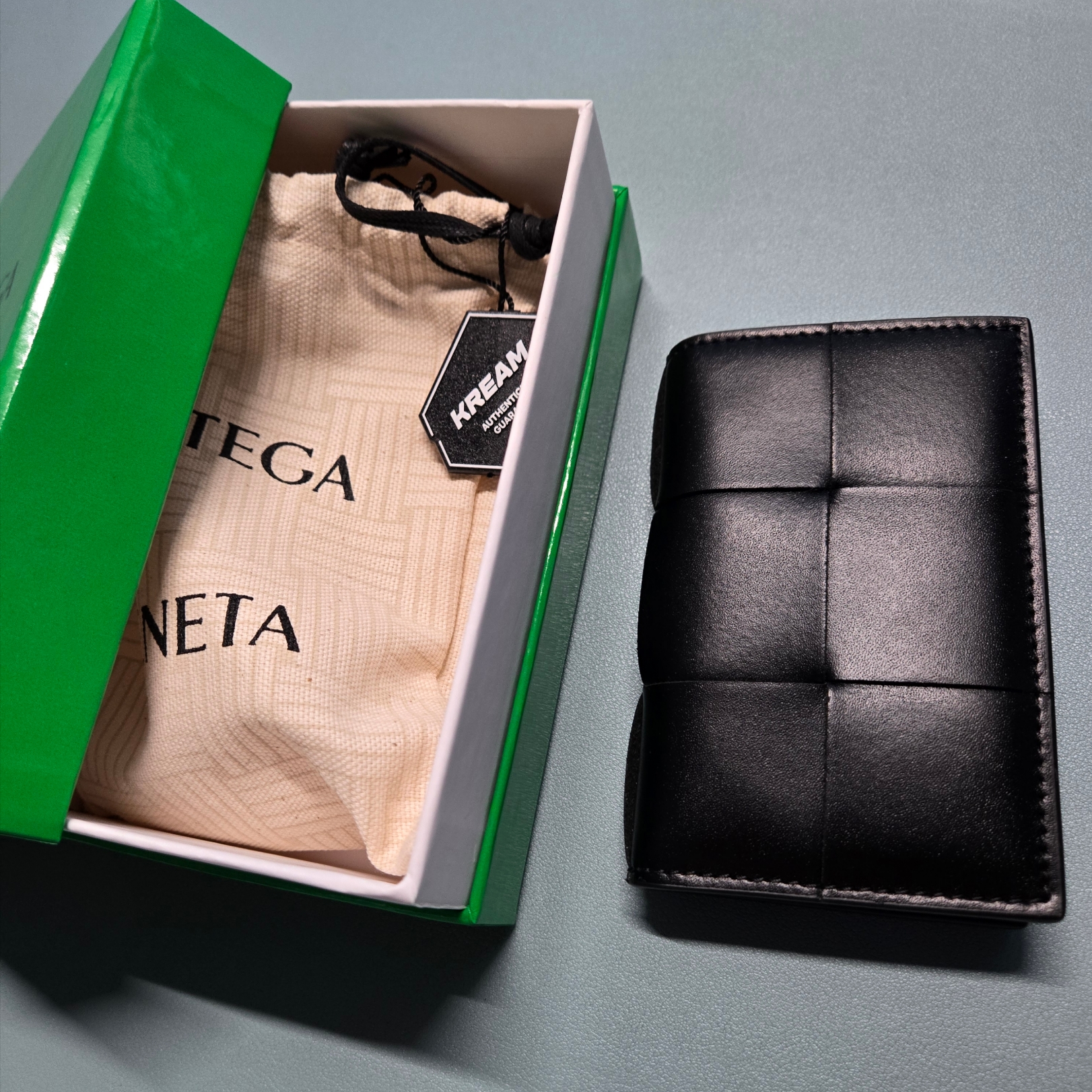 Bottega Veneta Flap Card Case Black 착용 스타일
