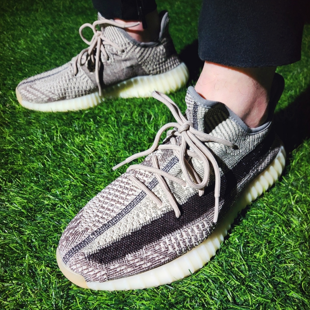 Essentials Crewneck T-Shirt Seal - 24SS, Adidas Yeezy Boost 350 V2 Zyon 착용 스타일 - 5