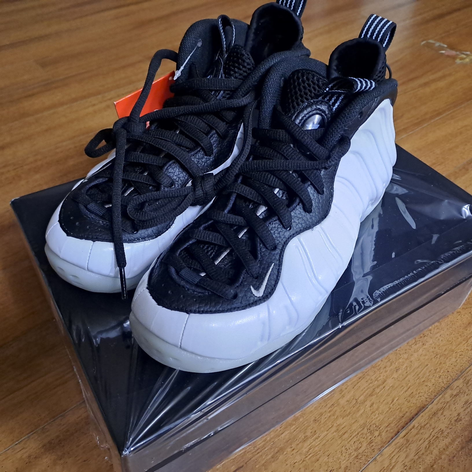 Nike Air Foamposite One White and Black 착용 스타일 - 1