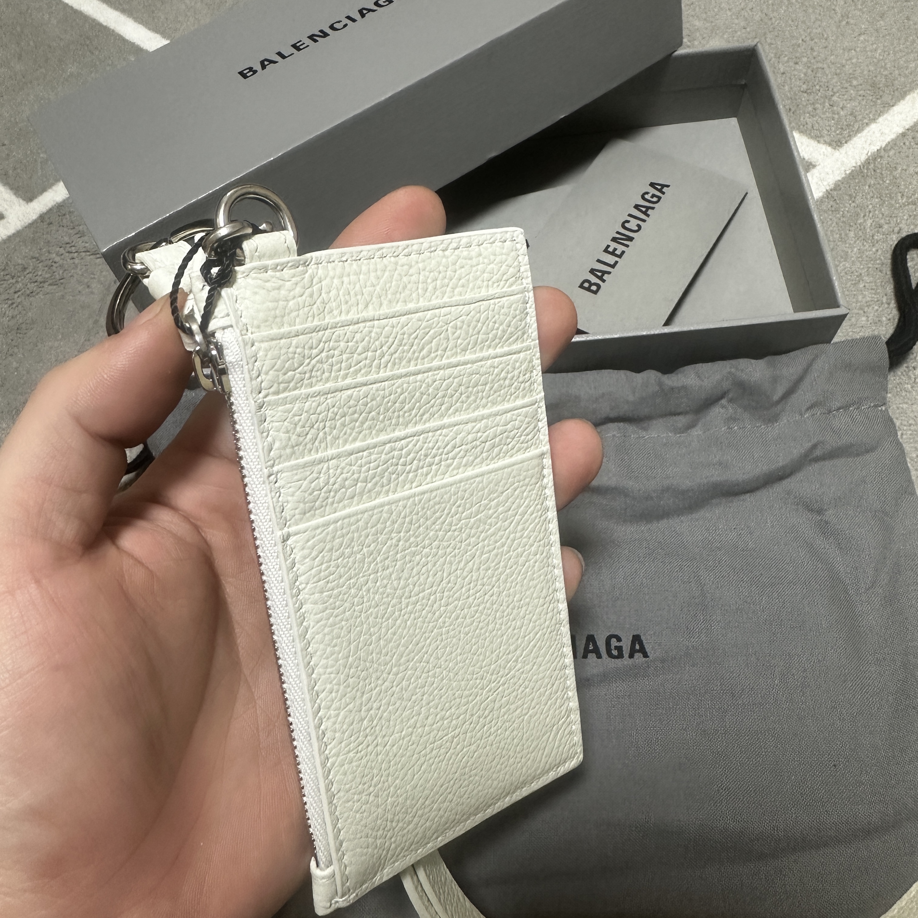 Balenciaga Cash Keyring Card Case White 착용 스타일 - 3