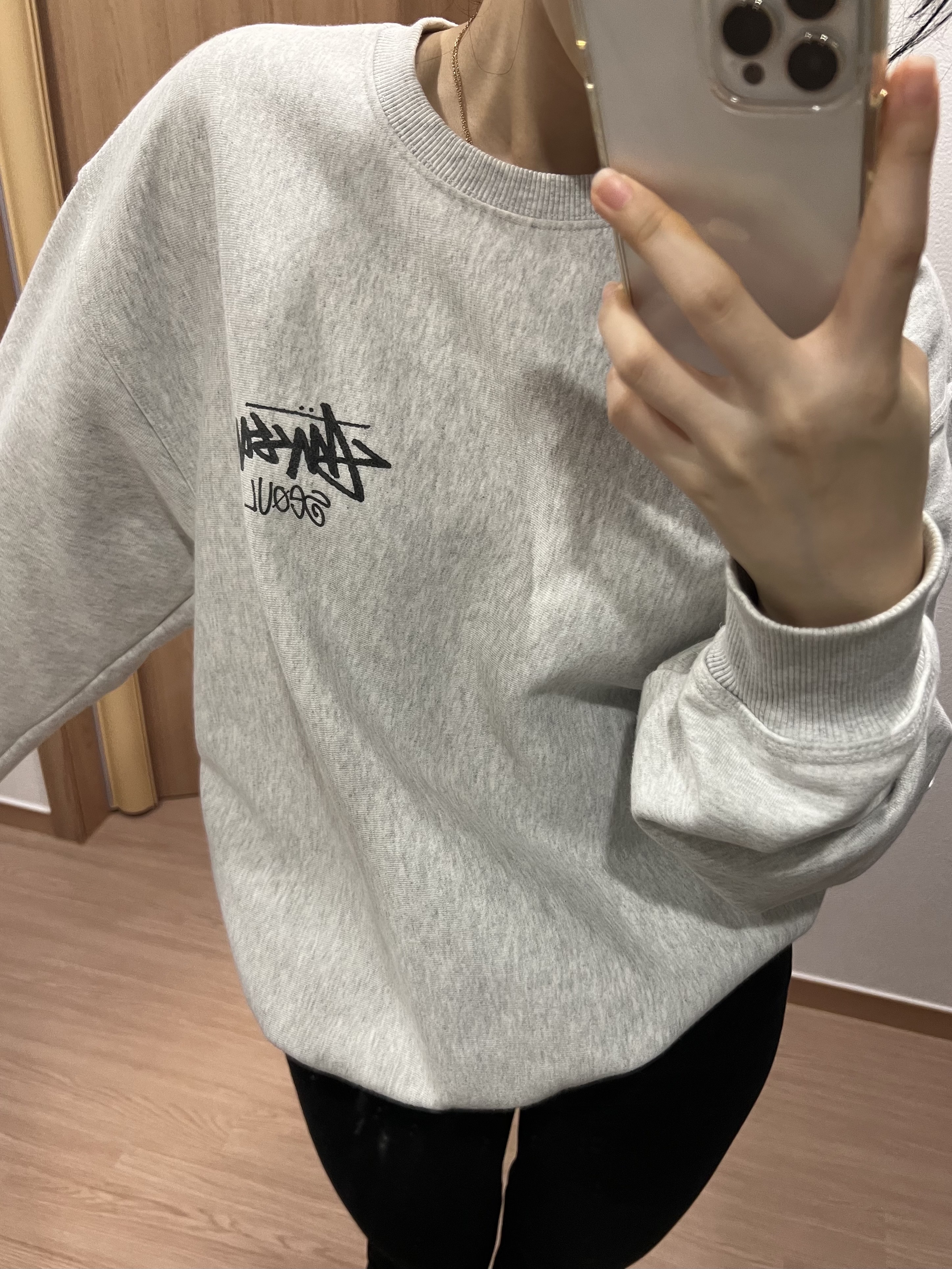 Stussy Stock Seoul Crew Ash Heather 2023, Stussy Stock Seoul Crew Ash Heather 착용 스타일 - 3