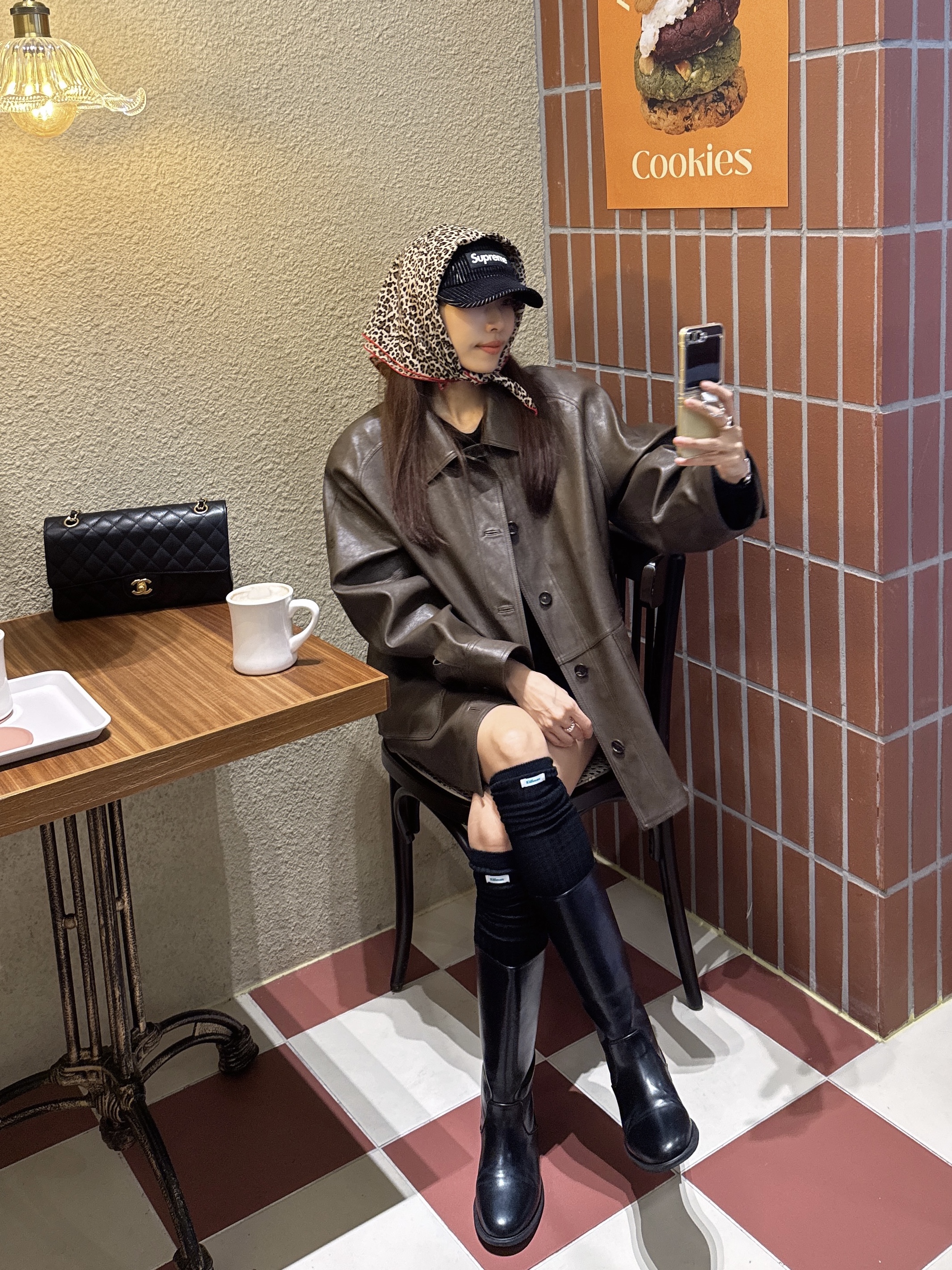 Supreme 2-Tone Corduroy Camp Cap Black - 23SS, Chanel Medium Classic Handbag Grained Calfskin & Gold Black 착용 스타일 - 1