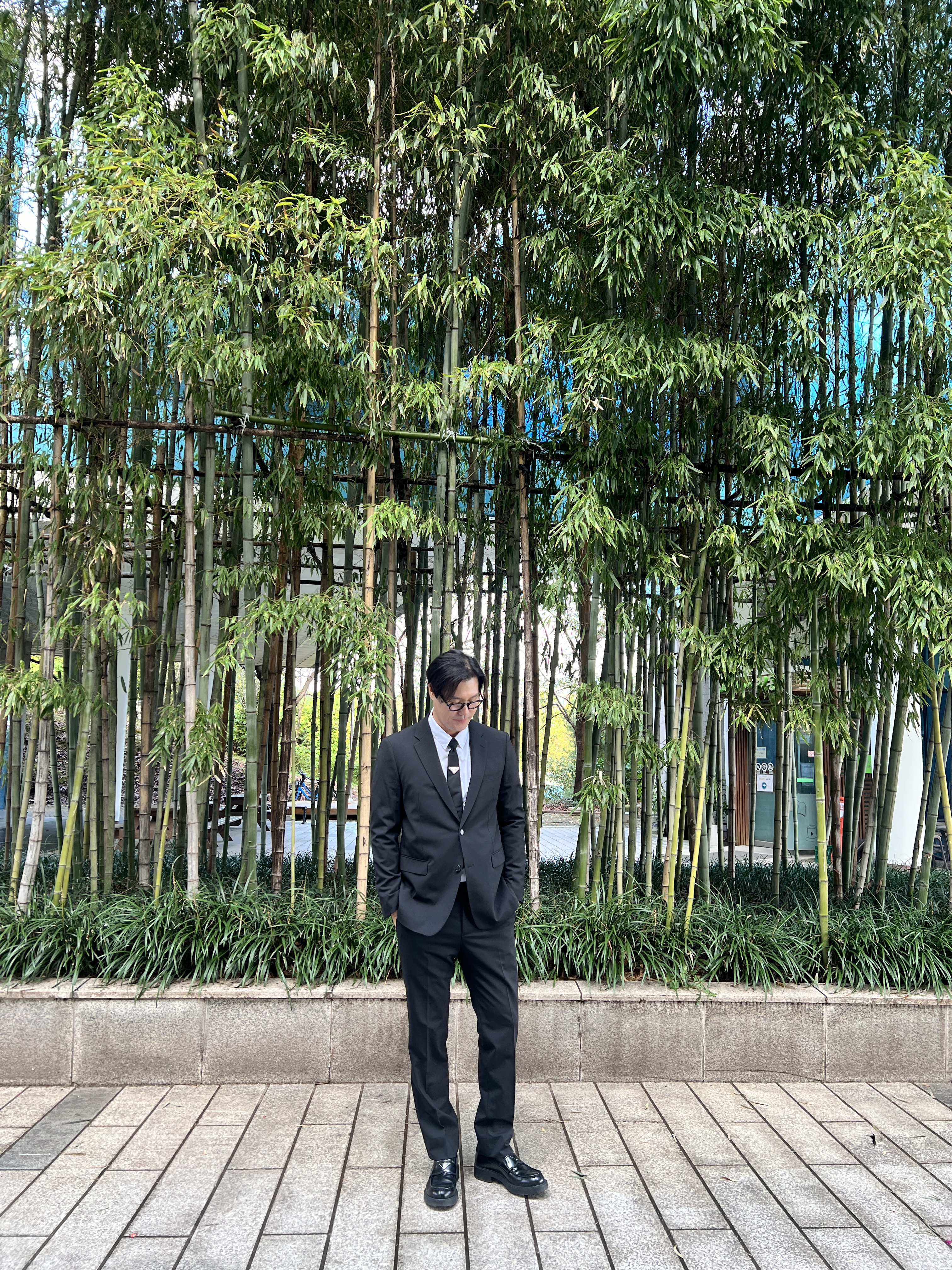 Prada Re-Nylon Gabardine Tie Black, Prada Chocolate Brushed Leather Loafers Black 착용 스타일 - 1