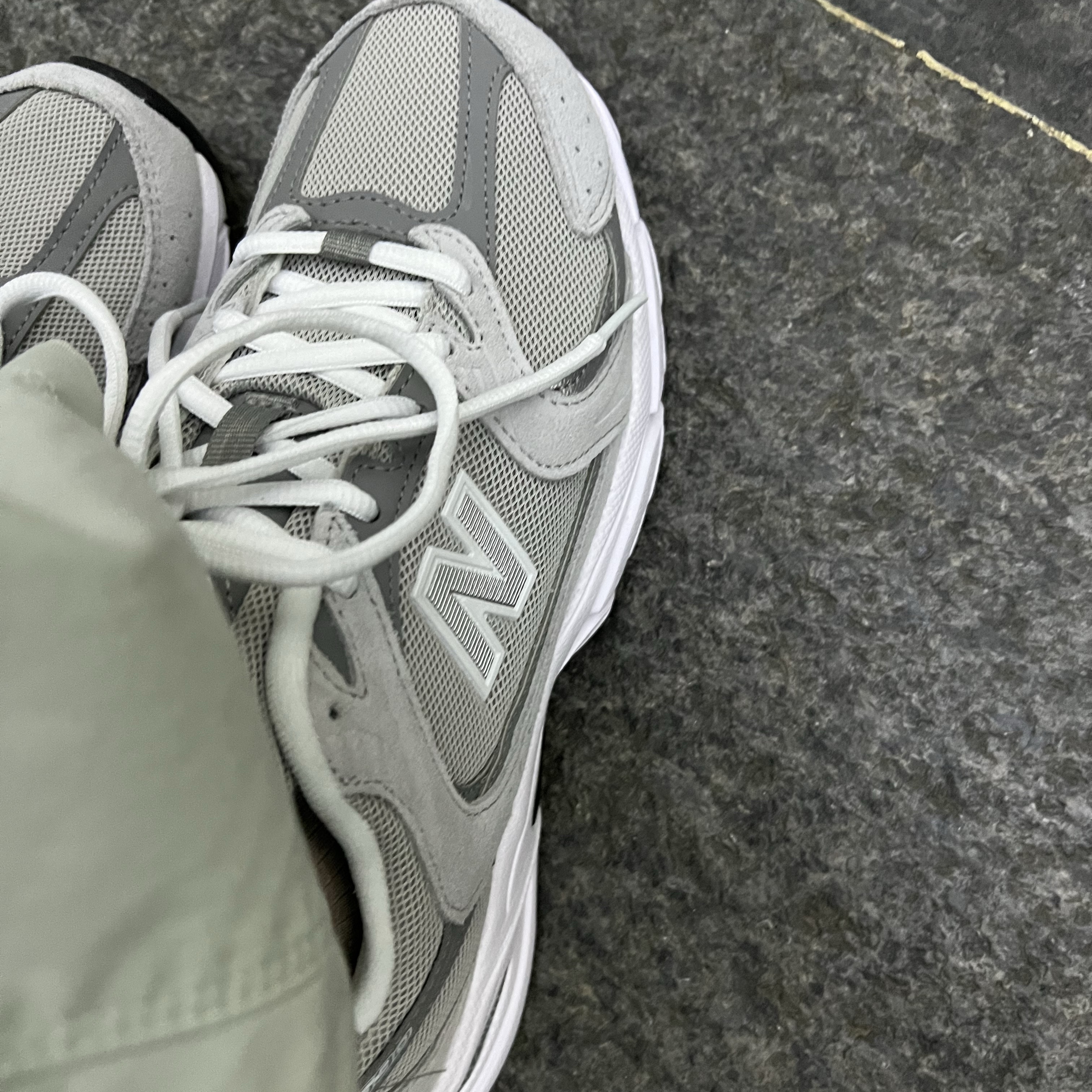 New Balance 530 Grey 착용 스타일 - 1