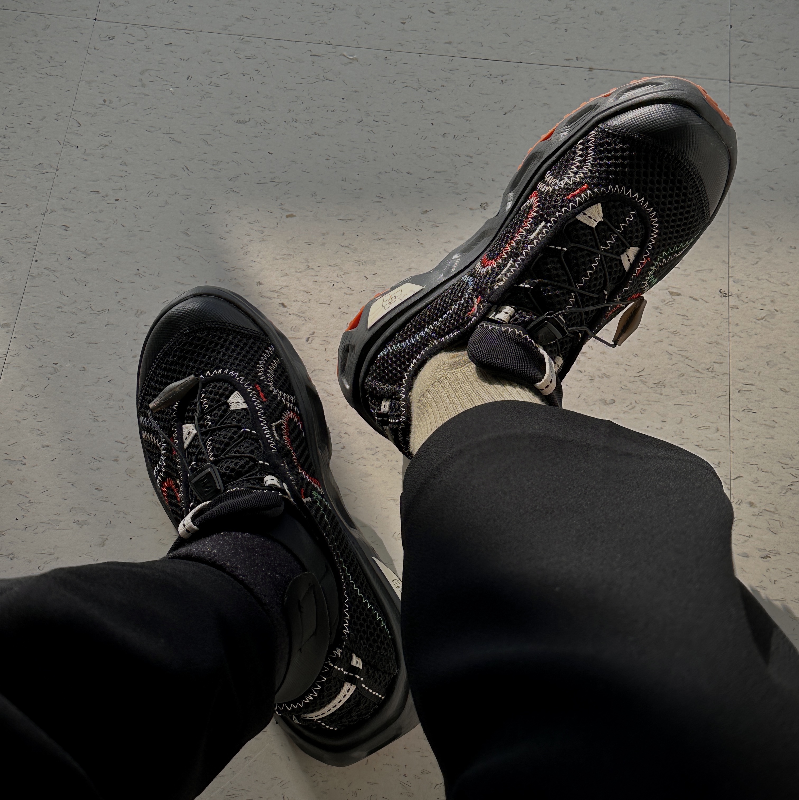 Salomon x The Broken Arm RX Travel Black Bleached Sand 착용 스타일